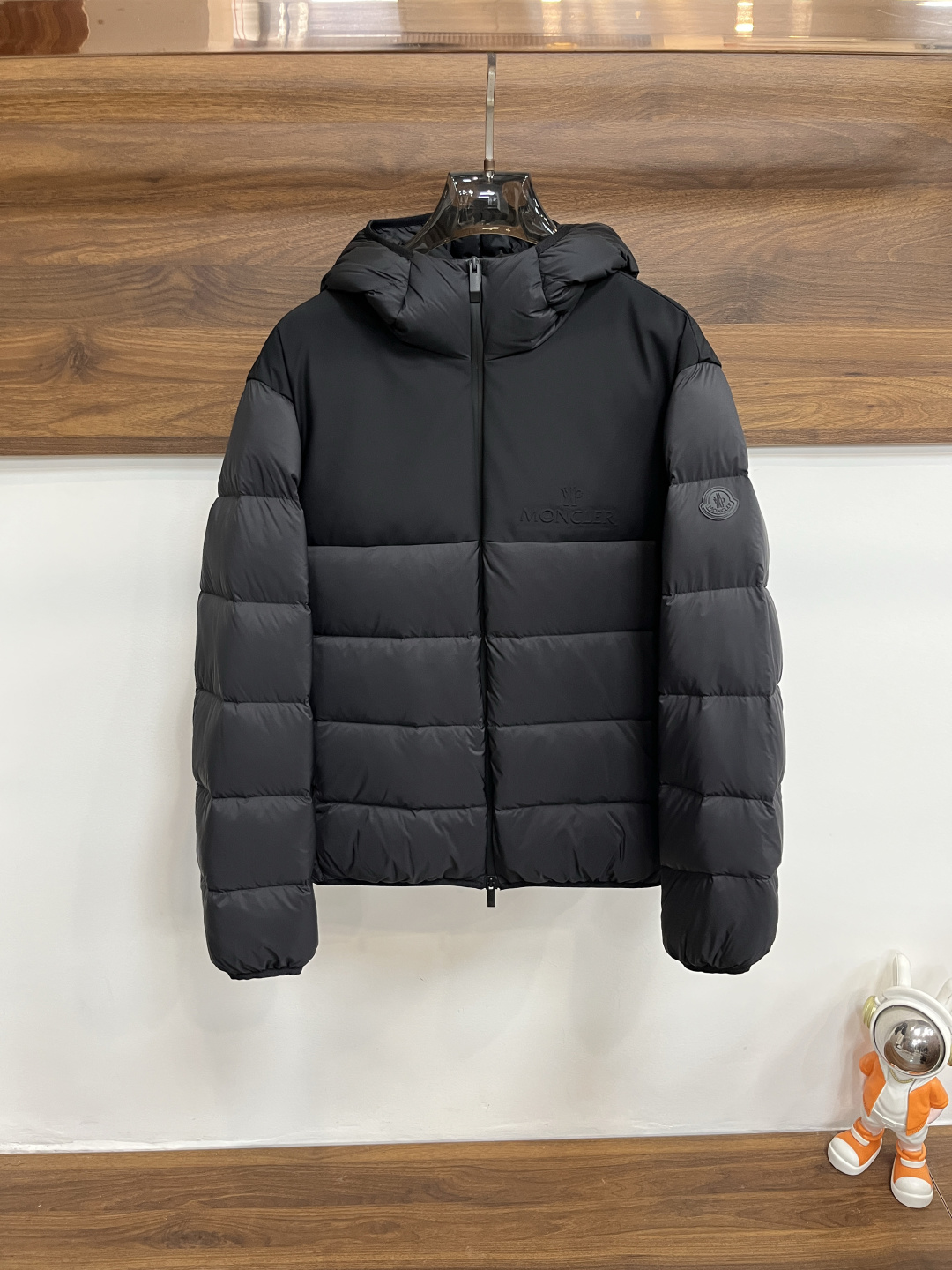 NO:541314,The latest fashion designer down jacket cover-mouthed down jacket, top-notch light luxury down jacket in winter, classic letter logo on chest, 90# white goose down filling, details everywhere show the high-level structural tailoring design changes to show the diverse image changes of men, slim and neat, tailoring, meet the popular multi-layered outfits nowadays, and versatile styles of life!  Color black, code number 1-5, new H new model first release, Moncler, jackets & coats, down jacket, hats, alexander wang19860909主推羽绒 Moncler 最新款时尚设计师款羽绒外套蒙口连帽羽绒服,冬季顶级爆款款轻奢羽绒服,胸前经典字母logo爆款羽绒服,90#白鹅绒填充,处处细节显工艺足够的高级结构性剪裁的设计改变来展现男士多样的形象变化,修身利落、剪裁合体,满足时下正流行的多层次穿搭,生活百搭款式！ 颜色黑色 码数1-5码 H新款首发,,Moncler,jackets & coats,down jacket,hats,alexander wang,Men's clothing