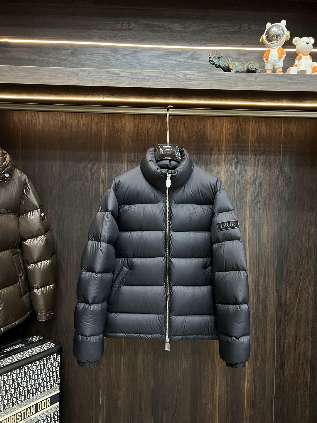 NO:538350,The latest fashion designer down jacket Dior 2025 is the latest fashion designer down jacket, Dior stand-alone down jacket, the top-notch light luxury down jacket in winter, the classic letter logo of the upper arm, 90# white goose down filling, the details show the craftsmanship and the design changes of high-end structural tailoring to show the diverse image changes of men, slim and neat, tailoring, meet the popular multi-layered outfits nowadays, and the versatile style of life!  Color black code number M-3XL H2025 new model first release, dior, dior, jackets & coats, down jacket, alexander wang19860909主推羽绒 Dior 2025最新款时尚设计师款羽绒外套迪奥立领羽绒服,冬季顶级爆款款轻奢羽绒服,上臂经典字母logo爆款羽绒服,90#白鹅绒填充,处处细节显工艺足够的高级结构性剪裁的设计改变来展现男士多样的形象变化,修身利落、剪裁合体,满足时下正流行的多层次穿搭,生活百搭款式！ 颜色黑色 码数M-3XL H2025新款首发,,dior,dior,jackets & coats,down jacket,alexander wang,Men's clothing