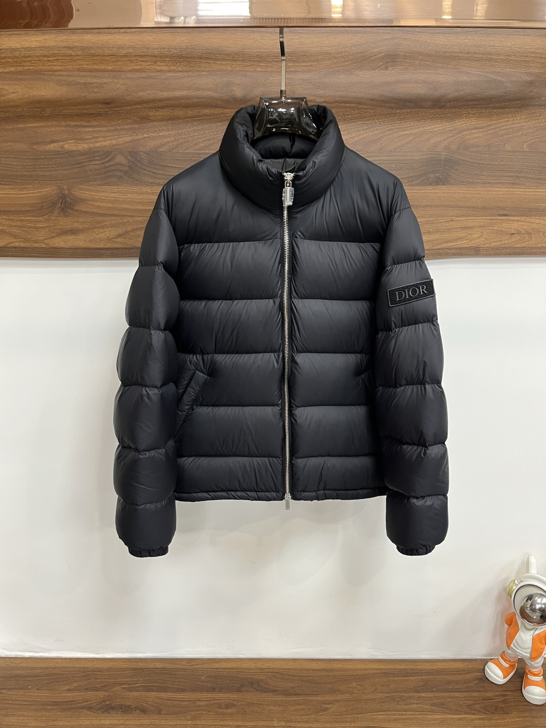 NO:541317,The latest fashion designer down jacket Dior is the latest style of down jacket, Dior stand-alone down jacket, the top-notch light luxury down jacket in winter, the classic letter logo of the upper arm, 90# white goose down filling, the details show the craftsmanship and the design changes of high-end structural tailoring to show the diverse image changes of men, slim and neat, tailoring, meet the popular multi-layered outfits nowadays, and the versatile style of life!  Color black, code number M-3XL H new model first release,,dior,dior,jackets & coats,down jacket,alexander wang19860909主推羽绒 Dior 最新款时尚设计师款羽绒外套迪奥立领羽绒服,冬季顶级爆款款轻奢羽绒服,上臂经典字母logo爆款羽绒服,90#白鹅绒填充,处处细节显工艺足够的高级结构性剪裁的设计改变来展现男士多样的形象变化,修身利落、剪裁合体,满足时下正流行的多层次穿搭,生活百搭款式！ 颜色黑色 码数M-3XL H新款首发,,dior,dior,jackets & coats,down jacket,alexander wang,Men's clothing