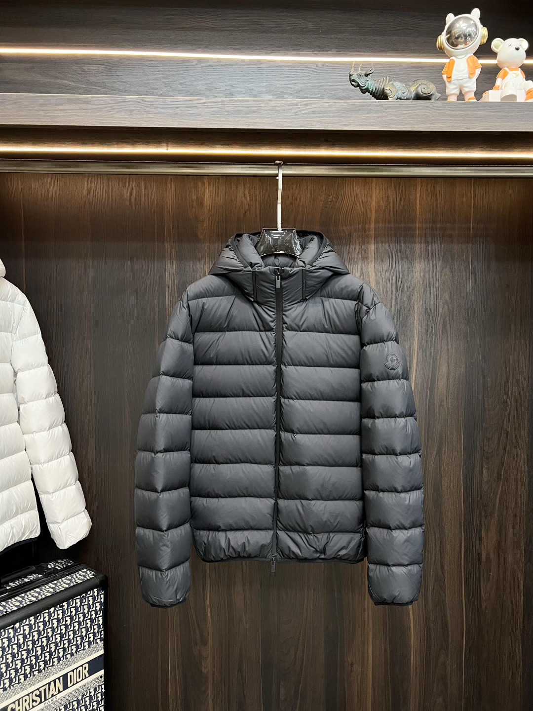 NO:547776,The latest fashion designer down jacket 2025 is the latest fashion designer down jacket, cover-mouthed down jacket, top-notch light luxury down jacket in winter, classic letter logo down jacket, 90# white goose down filling, details everywhere show the craftsmanship enough high-level structural tailoring design changes to show the diverse image changes of men, slim and neat, tailoring, meet the popular multi-layered outfits nowadays, and versatile styles of life!  Color black white Number M-3XL H2025 new model first release, Moncler, jackets & coats, down jacket, hats, alexander wang19860909主推羽绒 Moncler 2025最新款时尚设计师款羽绒外套蒙口连帽羽绒服,冬季顶级爆款款轻奢羽绒服,经典字母logo爆款羽绒服,90#白鹅绒填充,处处细节显工艺足够的高级结构性剪裁的设计改变来展现男士多样的形象变化,修身利落、剪裁合体,满足时下正流行的多层次穿搭,生活百搭款式！ 颜色黑色 白色 码数M-3XL H2025新款首发,,Moncler,jackets & coats,down jacket,hats,alexander wang,Men's clothing