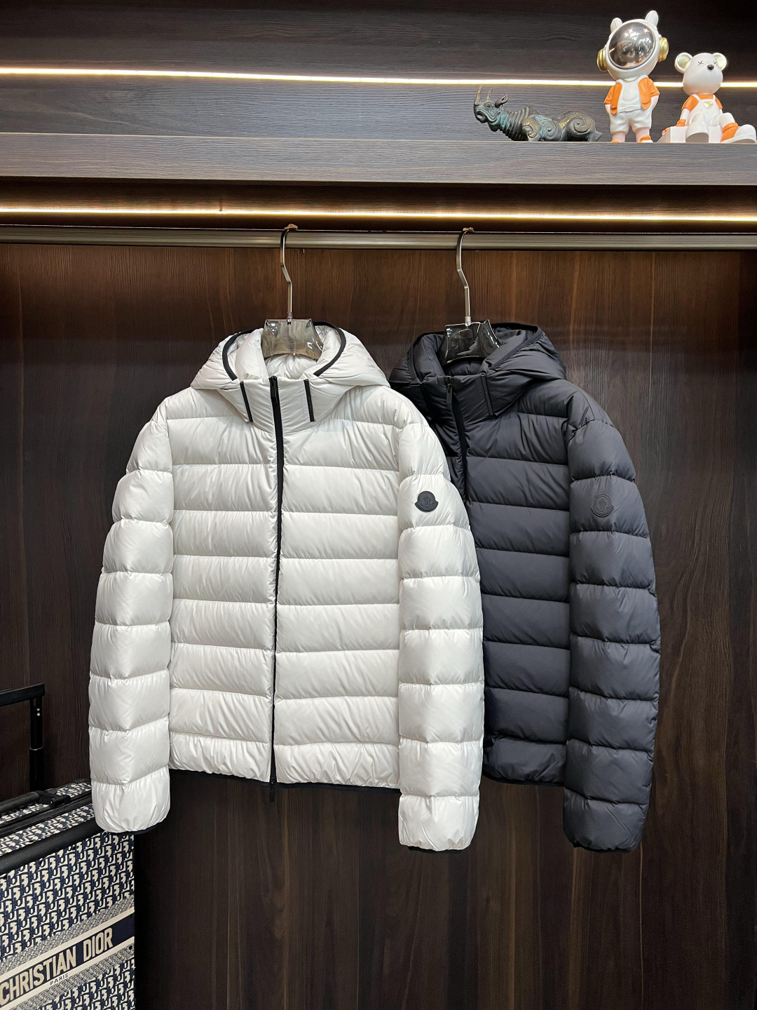 NO:538341,The latest fashion designer down jacket 2025 is the latest fashion designer down jacket, cover-mouthed down jacket, top-notch light luxury down jacket in winter, classic letter logo down jacket, 90# white goose down filling, details everywhere show the craftsmanship enough high-level structural tailoring design changes to show the diverse image changes of men, slim and neat, tailoring, meet the popular multi-layered outfits nowadays, and versatile styles of life!  Color black white Number M-3XL H2025 new model first release, Moncler, jackets & coats, down jacket, hats, alexander wang19860909主推羽绒 Moncler 2025最新款时尚设计师款羽绒外套蒙口连帽羽绒服,冬季顶级爆款款轻奢羽绒服,经典字母logo爆款羽绒服,90#白鹅绒填充,处处细节显工艺足够的高级结构性剪裁的设计改变来展现男士多样的形象变化,修身利落、剪裁合体,满足时下正流行的多层次穿搭,生活百搭款式！ 颜色黑色 白色 码数M-3XL H2025新款首发,,Moncler,jackets & coats,down jacket,hats,alexander wang,Men's clothing