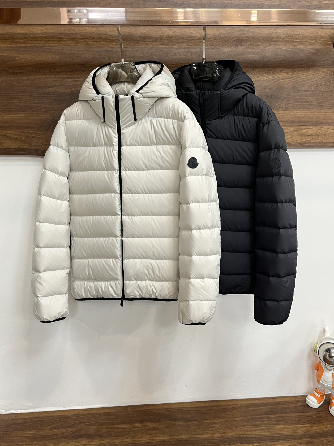 NO:541323,The latest fashion designer down jacket, hooded down jacket, top-notch light luxury down jacket in winter, classic letter logo down jacket, 90# white goose down filling, details everywhere show the high-level structural tailoring design changes to show the diverse image changes of men, slim and neat, tailoring, meet the popular multi-layered outfits nowadays, and versatile styles of life!  Color black white Number M-3XL H new model first release, Moncler, jackets & coats, down jacket, hats, alexander wang19860909主推羽绒 Moncler 最新款时尚设计师款羽绒外套蒙口连帽羽绒服,冬季顶级爆款款轻奢羽绒服,经典字母logo爆款羽绒服,90#白鹅绒填充,处处细节显工艺足够的高级结构性剪裁的设计改变来展现男士多样的形象变化,修身利落、剪裁合体,满足时下正流行的多层次穿搭,生活百搭款式！ 颜色黑色 白色 码数M-3XL H新款首发,,Moncler,jackets & coats,down jacket,hats,alexander wang,Men's clothing