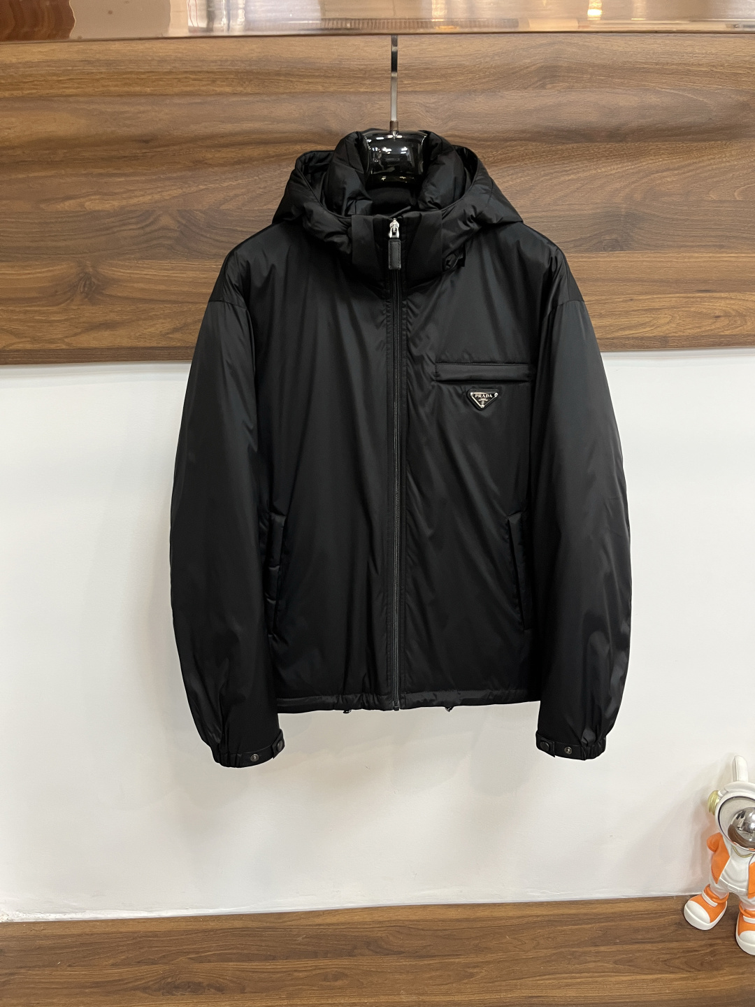 NO:541326,The latest fashion designer down jacket Prada hooded down jacket, the top hot light luxury down jacket in winter, the hat can be detached, the classic triangle metal letter logo down jacket, 90# white goose down filling, the details show the craftsmanship and the design changes of high-end structural tailoring to show the diverse image changes of men, slim and neat, tailoring, meet the popular multi-layered outfits nowadays, and the versatile life style!  Color black code number M-3XL H new model first release, prada, prada, jackets & coats, down jacket, hats, alexander wang19860909主推羽绒 Prada 最新款时尚设计师款羽绒外套普拉达连帽羽绒服,冬季顶级爆款款轻奢羽绒服,帽可拆,经典三角金属字母logo爆款羽绒服,90#白鹅绒填充,处处细节显工艺足够的高级结构性剪裁的设计改变来展现男士多样的形象变化,修身利落、剪裁合体,满足时下正流行的多层次穿搭,生活百搭款式！ 颜色黑色 码数M-3XL H新款首发,,prada,prada,jackets & coats,down jacket,hats,alexander wang,Men's clothing