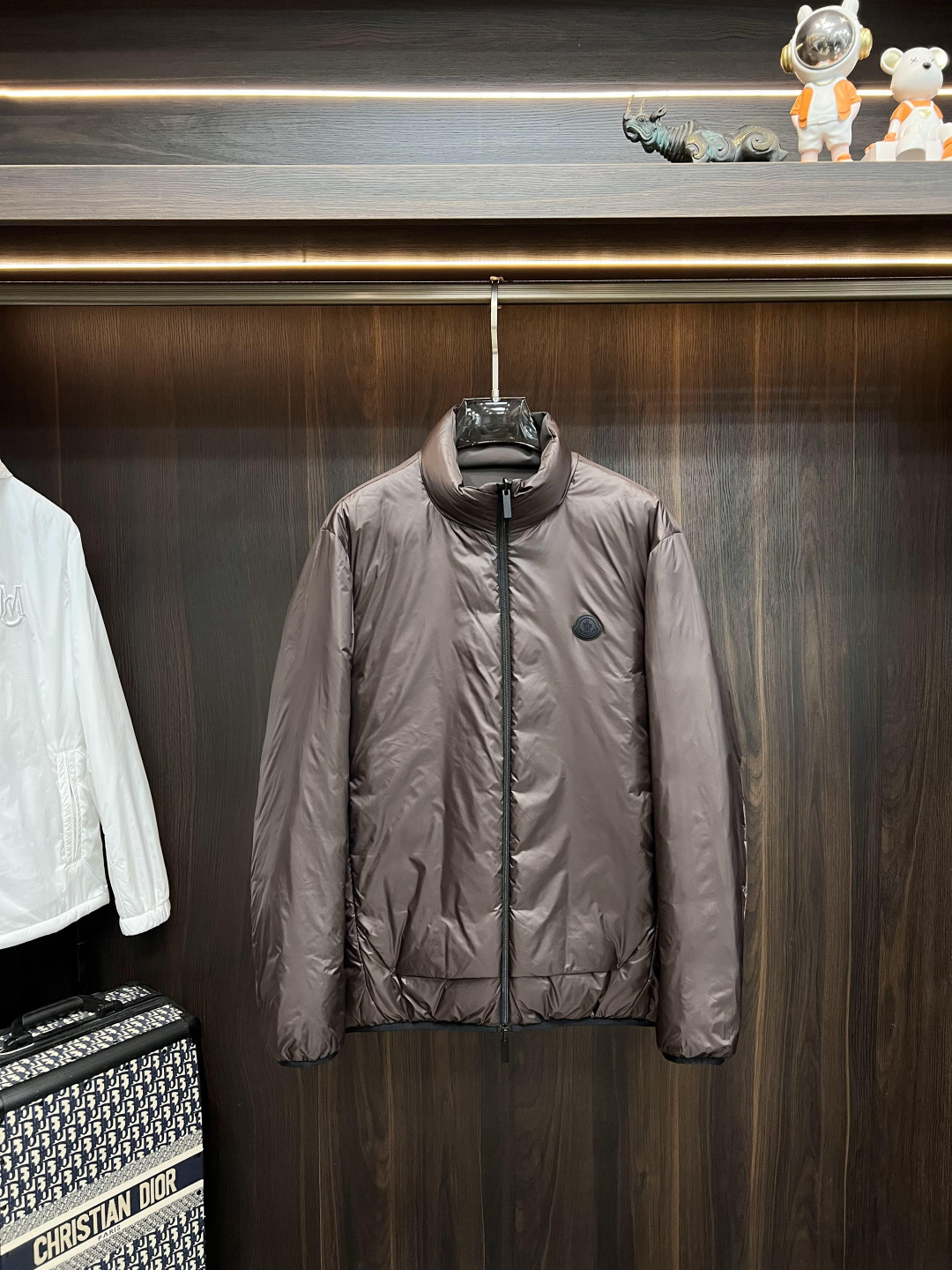 NO:538345,The latest fashion designer down jacket for 2025 is the latest fashion designer down jacket for covert collar down jacket, top-notch light luxury down jacket in winter, double-sided down jacket, classic letter logo down jacket, 90# white goose down filling, details everywhere show the craftsmanship enough high-level structural tailoring design changes to show the diverse image changes of men, slim and neat, tailoring, meet the popular multi-layered outfits nowadays, and versatile styles of life!  Color black burgundy code M-3XL H2025 new model first release, Moncler, jackets & coats, down jacket, alexander wang19860909主推羽绒 Moncler 2025最新款时尚设计师款羽绒外套蒙口立领羽绒服,冬季顶级爆款款轻奢羽绒服,双面穿羽绒服,经典字母logo爆款羽绒服,90#白鹅绒填充,处处细节显工艺足够的高级结构性剪裁的设计改变来展现男士多样的形象变化,修身利落、剪裁合体,满足时下正流行的多层次穿搭,生活百搭款式！ 颜色黑色 酒红 码数M-3XL H2025新款首发,,Moncler,jackets & coats,down jacket,alexander wang,Men's clothing