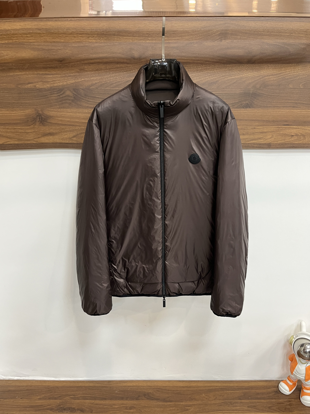 NO:541329,The latest fashion designer down jacket, the latest style, is a down jacket with a cross-mouth stand-alone down collar down jacket, a top-notch light luxury down jacket in winter, a double-sided down jacket, a classic letter logo down jacket, 90# white goose down filling, details everywhere show the craftsmanship enough. The design changes of high-end structural tailoring are displayed to show the diverse image changes of men, slim and neat, and tailoring is integrated to meet the popular multi-layered outfits nowadays, and the versatile style of life!  Color black burgundy M-3XL H new model first release, Moncler, jackets & coats, down jacket, alexander wang19860909主推羽绒 Moncler 最新款时尚设计师款羽绒外套蒙口立领羽绒服,冬季顶级爆款款轻奢羽绒服,双面穿羽绒服,经典字母logo爆款羽绒服,90#白鹅绒填充,处处细节显工艺足够的高级结构性剪裁的设计改变来展现男士多样的形象变化,修身利落、剪裁合体,满足时下正流行的多层次穿搭,生活百搭款式！ 颜色黑色 酒红 码数M-3XL H新款首发,,Moncler,jackets & coats,down jacket,alexander wang,Men's clothing