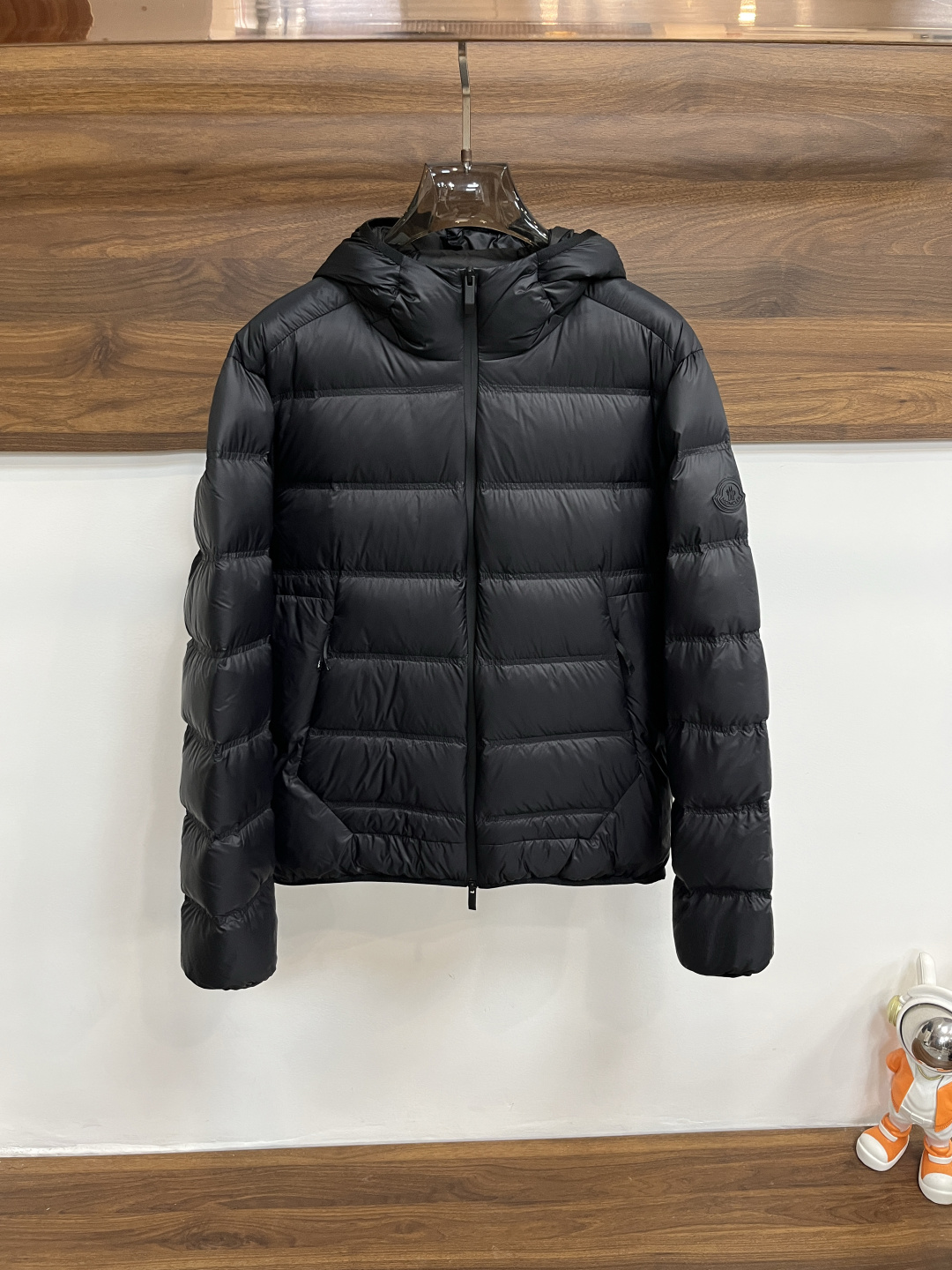 NO:597262,The main recommendation is the down Moncler 2025 latest fashion designer style down jacket, hooded down jacket, top winter hot luxury down jacket, classic letter logo hot down jacket, 90# white goose down filling, every detail shows craftsmanship, enough advanced structural tailoring design changes to show men's diverse image changes, slim fit, tailoring, to meet the current popular multi-layered wear, versatile style in life!  Color Black Size 1-5 H2025 new model first release,,Moncler,jackets & coats,down jacket,hats,alexander wang19860909主推羽绒 Moncler 2025最新款时尚设计师款羽绒外套蒙口连帽羽绒服,冬季顶级爆款款轻奢羽绒服,经典字母logo爆款羽绒服,90#白鹅绒填充,处处细节显工艺足够的高级结构性剪裁的设计改变来展现男士多样的形象变化,修身利落、剪裁合体,满足时下正流行的多层次穿搭,生活百搭款式！ 颜色黑色 码数1-5码 H2025新款首发,,Moncler,jackets & coats,down jacket,hats,alexander wang,Men's clothing