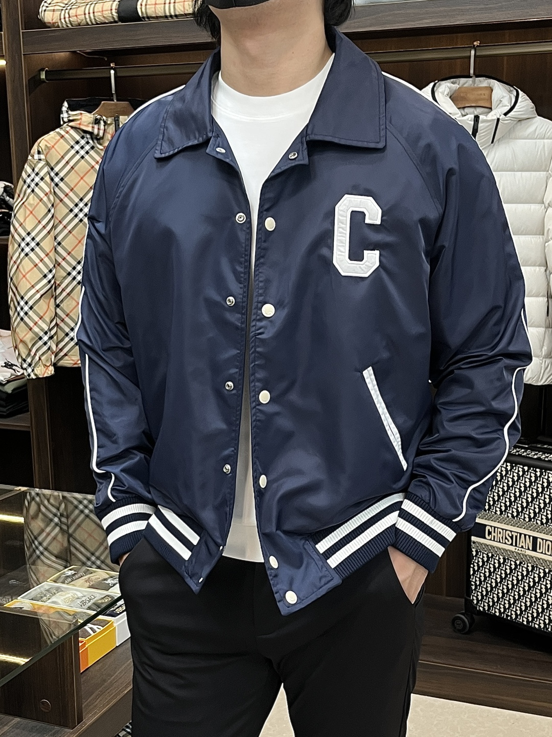 NO:601755,The main recommendation is CELINE 25SS new college-style baseball uniform. This baseball uniform is made of blue satin nylon fabric. The front and back are designed with S's exclusive embroidery process. It has metal lettering four-button closure and contrasting striped rib design on the hem and cuffs. The style is very novel and unique. It can be easily worn with T-shirts and jeans. It is the same style for men and women with closed eyes. Highly recommended!  Code number 46 48 50 52 H,,celine,tees,t-shirt,alexander wang19860909主推 CELINE 25SS新款学院风棒球服,这款棒球服采用蓝色缎面锦纶面料制作而成,前胸与后背搭配有S家独家绣花工艺设计,金属刻字四合扣开合,下摆袖口撞色条纹罗纹设计,款式非常新颖独特,搭配T恤牛仔都能够轻松驾驭,男女同款闭眼冲,强烈推荐！ 码数46 48 50 52 H,,celine,tees，t-shirt,alexander wang,Men's clothing