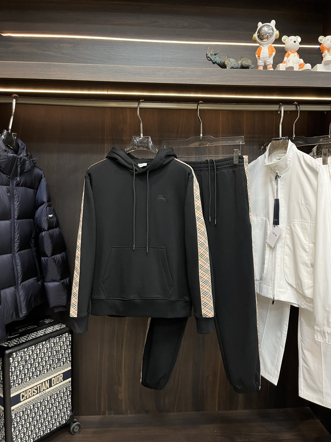 NO:597270,Mainly recommended clothes, pants, Burberry 25SS new plaid decorated cotton sweatshirt suit. Burberry's sweatshirt sports suit is made of lightweight turned velvet cotton fabric, showing a slim fit. Burberry is integrated into the sleeves and the sides of the pants.  The plaid ribbon is interpreted in the brand's iconic beige color and has an elastic drawstring style. The sweatshirt is equipped with storage pockets. The front chest of the sweatshirt is decorated with the Equestrian Knight logo (EKD) embroidery, and the back pockets of the sweatpants are also decorated with micro-label embroidery. The style is very unique and novel. It is the same for men and women. Highly recommended!  Top and pants sizes S M L XL H,,burberry,burberry,hoodie,sweatshirts,alexander wang19860909主推衣服 裤子 Burberry 25SS新款格纹装饰棉质卫衣套装,巴宝莉这款卫衣运动套装选用轻盈翻面绒棉质面料打造,呈现修身版型.袖子与裤子两侧融入Burberry 格纹饰带,以品牌标志性典藏米色演绎,松紧抽绳式,卫衣搭配有收纳口袋,卫衣前胸饰有马术骑士徽标(EKD)刺绣,同时卫裤后口袋也饰有微标刺绣,款式非常独特新颖,男女同款,强烈推荐！ 上衣和裤子码数S M L XL H,,burberry,burberry,hoodie,sweatshirts,alexander wang,Men's clothing