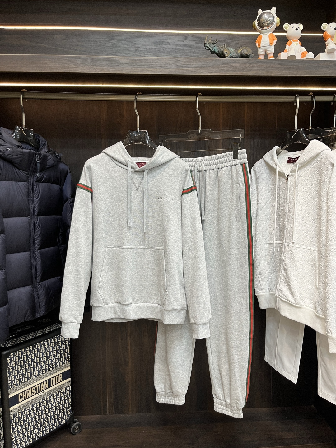 NO:597273,Mainly recommended clothes and pants: Gucci25SS new sports and leisure suit. Gucci's sports suit is made of pure cotton fabric. It has a sweater hood design, unique red and green striped webbing on the sleeves and shoulders, embroidered GCC English letters on the chest, leggings design of sweatpants, elastic waistband, red and green webbing on both sides, and embroidered English letters on the back pocket. The style is very novel and unique. The upper body effect is great. It is even better when worn in one set. It is versatile for both sports and leisure. It is the same style for men and women. Highly recommended!  Top and pants size S M L XL H,,gucci,gucci,hoodie,sweatshirts,hats,alexander wang19860909主推衣服裤子 Gucci25SS新款运动休闲套装,古驰这款运动套装采用纯棉面料制作而成,卫衣兜帽设计,袖肩处搭配有红绿独特条纹织带,前胸处饰Gucc英文字母刺绣,卫裤束脚性设计,松紧抽取腰头,两侧边饰有红绿织带,后口袋处英文字母刺绣,款式非常新颖独特,上身效果超赞,一套穿着更加赞,运动与休闲都巨百搭,男女同款,强烈推荐！ 上衣裤子码数S M L XL H,,gucci,gucci,hoodie,sweatshirts,hats,alexander wang,Men's clothing