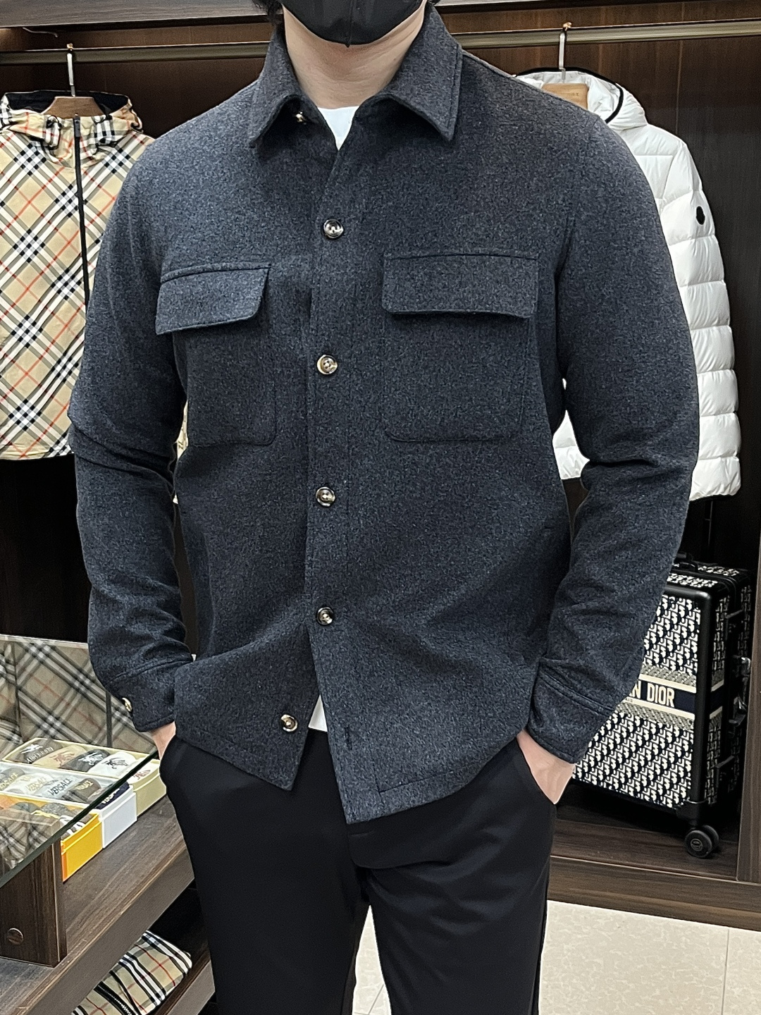 NO:600787,The main recommendation is LSS's new autumn and winter knitted shirt-style jacket. This jacket is made of 90% wool and 10% mulberry silk custom fabrics. The fabric is light and warm, rich in natural elasticity, with button-type opening and closing. The two large pockets on the chest are very classy. The side pockets are equipped with zipper opening and closing, which is convenient for storing items. The wool fabric is very textured and has strong warmth. It is versatile for business and leisure. It has a great upper body effect. It is a must-have item for men in autumn and winter. Highly recommended!  Color Charcoal Gray Olive Size 48 50 52 54 56 H2025,,jackets & coats,shirts,alexander wang19860909主推 LSS秋冬新款针织衬衫式外套,这款外套采用90羊毛及10桑蚕丝定制面料制作而成,面料轻盈而温暖,富有自然弹力,纽扣式开合,胸前两大兜袋非常具有档次性,两侧袋搭配有拉链开合,方便收纳物品,羊毛面料极具质感,保暖性强,商务休闲巨百搭,上身效果超级棒,男士秋冬必备单品,强烈推荐！ 颜色炭灰色 橄榄色 码数48 50 52 54 56 H2025,,jackets & coats,shirts,alexander wang,Men's clothing