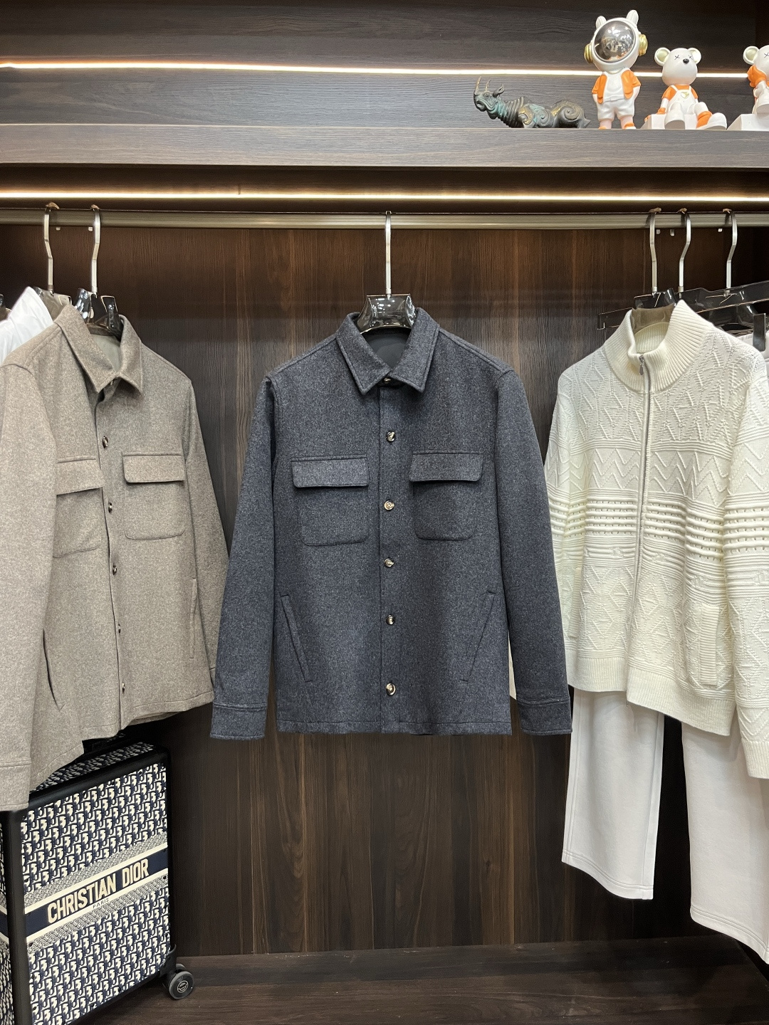 NO:601763,The main recommendation is LSS's new autumn and winter knitted shirt-style jacket. This jacket is made of 90% wool and 10% mulberry silk custom fabrics. The fabric is light and warm, rich in natural elasticity, with button-type opening and closing. The two large pockets on the chest are very classy. The side pockets are equipped with zipper opening and closing, which is convenient for storing items. The wool fabric is very textured and has strong warmth. It is versatile for business and leisure. It has a great upper body effect. It is a must-have item for men in autumn and winter. Highly recommended!  Color Charcoal Gray Olive Size 48 50 52 54 56 H2025,,jackets & coats,shirts,alexander wang19860909主推 LSS秋冬新款针织衬衫式外套,这款外套采用90羊毛及10桑蚕丝定制面料制作而成,面料轻盈而温暖,富有自然弹力,纽扣式开合,胸前两大兜袋非常具有档次性,两侧袋搭配有拉链开合,方便收纳物品,羊毛面料极具质感,保暖性强,商务休闲巨百搭,上身效果超级棒,男士秋冬必备单品,强烈推荐！ 颜色炭灰色 橄榄色 码数48 50 52 54 56 H2025,,jackets & coats,shirts,alexander wang,Men's clothing