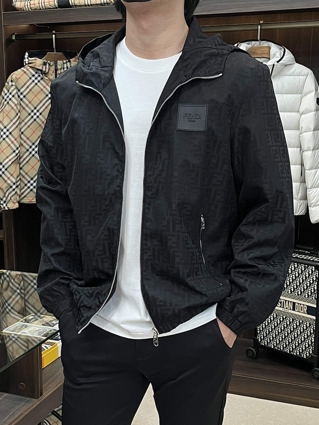 NO:548103,The main recommendation is the new hooded and lined bomber jacket of Fendi. This jacket of Fendi is made of FF jacquard nylon, with elastic cuffs and edges, zipper closures. The front chest is decorated with FF exclusive leather cards, silver-finished metal parts. The elastic hem, the upper body effect is very good, and the style is very versatile. It is highly recommended!  Color black blue khaki digits 46 48 50 52 H2025,,fendi,fendi,jackets & coats,hats,alexander wang19860909主推 Fendi 25SS新款连帽加衬飞行员夹克.芬迪这款夹克采用FF提花尼龙材质制作而成,松紧带袖口和边缘.拉链开合.前胸饰有FF独家皮牌,银色饰面金属件.弹力下摆,上身效果非常赞,款式非常百搭,强烈推荐！ 颜色黑色 蓝色 卡其 码数46 48 50 52 H2025,,fendi,fendi,jackets & coats,hats,alexander wang,Men's clothing