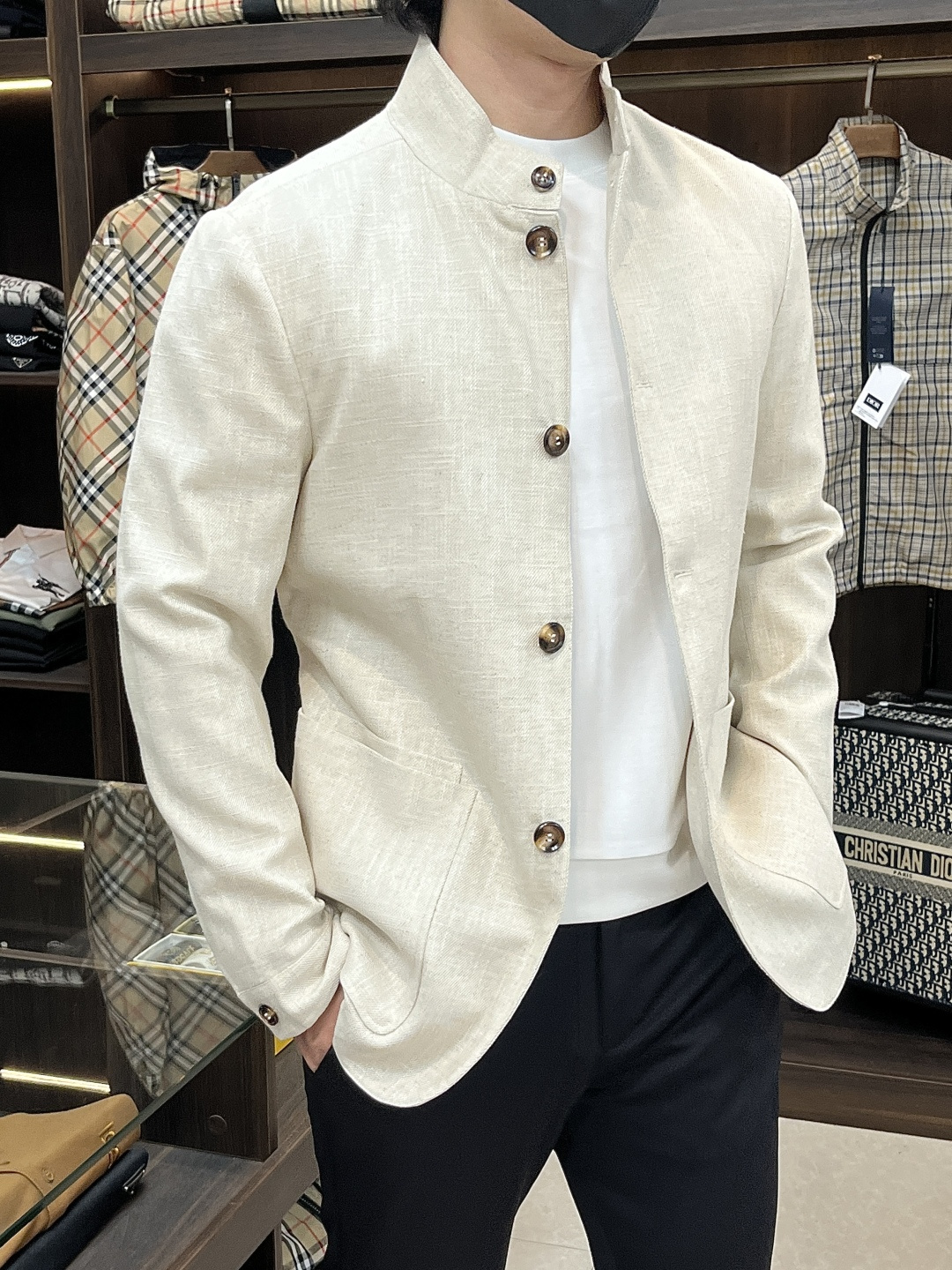 NO:600793,We mainly recommend the BC 25SS new linen work jacket. This work jacket is made of 80% linen fabric and 20% cotton. It has a stand-up collar design, which is both practical and versatile. It has a mini pocket on the right side and a Highway Leather brand logo on the back. It has button closure. The whole style is very classy and has an old-money style. It is a must-have item for men's wardrobe. Highly recommended!  Code number 48 50 52 54 56 H2025,,jackets & coats,alexander wang19860909主推 BC 25SS新款麻料工装夹克,这款工装夹克采用80亚麻面料及20棉制作而成,立领设计,兼具实用功能与百搭风格,右侧设有迷尼口袋,背面饰有杰号公路皮革品牌标识,纽扣式开合,整款非常大气上档次,特别有老钱格调,是男士衣橱必备单品,强烈推荐！ 码数48 50 52 54 56 H2025,,jackets & coats,alexander wang,Men's clothing