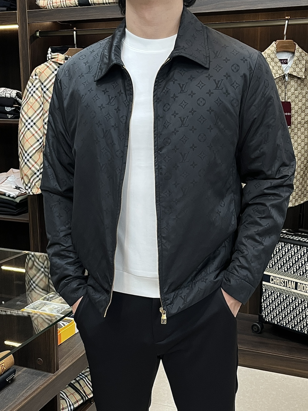 NO:548108,The main recommendation is the new LV 25SS MONOGRAM jacquard lapel cotton jacket. This donkey brand lapel jacket is renovated in the classic jacket design for the 2025 spring and summer show. It is immersed in the full Monogram embossed pattern and dyed elegant tones. Lightweight pads and silk lining enhance comfort experience, zipper-style opening and closing, metal hardware original 1:1 developed and customized, the fabric is comfortable and soft, and the upper body is very capable, highly recommended!  Color black Number of codes 46 48 50 52 H2025,,louis vuitton,louis vuitton,jackets & coats,jackets & coats,alexander wang19860909主推 LV 25SS新款MONOGRAM 提花翻领棉夹克,驴牌本款翻领夹克于2025春夏秀场焕新经典外套设计,为全幅Monogram 压纹图案浸染优雅色调.轻质衬垫和丝柔内衬提升舒适体验,拉链式开合,金属五金原版1:1开发定制,面料舒适柔软,上身非常干练,强烈推荐！ 颜色黑色 码数46 48 50 52 H2025,,louis vuitton,louis vuitton,jackets & coats,jackets & coats,alexander wang,Men's clothing