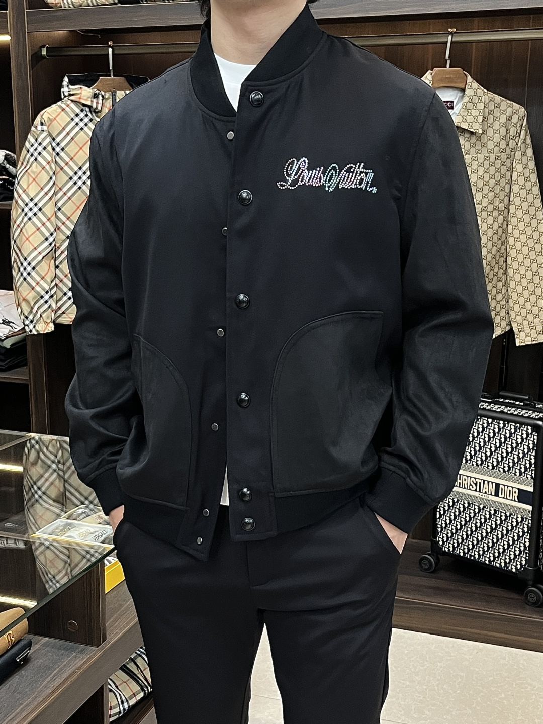 NO:548114,The main recommendation is the new mixed leather baseball tunic jacket of LV 25SS. This baseball tunic jacket of donkey brand expresses elegant style in deep tones. The wool cuts out the exquisite body, which conflicts with the nubonic sleeves and pockets. The handwritten Louis Vuitton logo injects gradient color into the chest, and the back is embroidered with large Monogram floral and pearlescent logo. The style is novel and unique, highly recommended!  Count 46 48 50 52 H2025,,louis vuitton,louis vuitton,louis vuitton,jackets & coats,alexander wang19860909主推 LV 25SS新款混合皮革棒球束腰夹克,驴牌本款棒球束腰夹克以深邃色调道出典雅风尚.绵羊毛裁出考究衣身,与正绒面革衣袖和口袋碰撞质感反差.手写体路易威登标识为胸前注入渐变色彩,背部刺绣大号Monogram花卉与珠光标识.款式新颖独特,强烈推荐！ 码数46 48 50 52 H2025,,louis vuitton,louis vuitton,louis vuitton,jackets & coats,alexander wang,Men's clothing