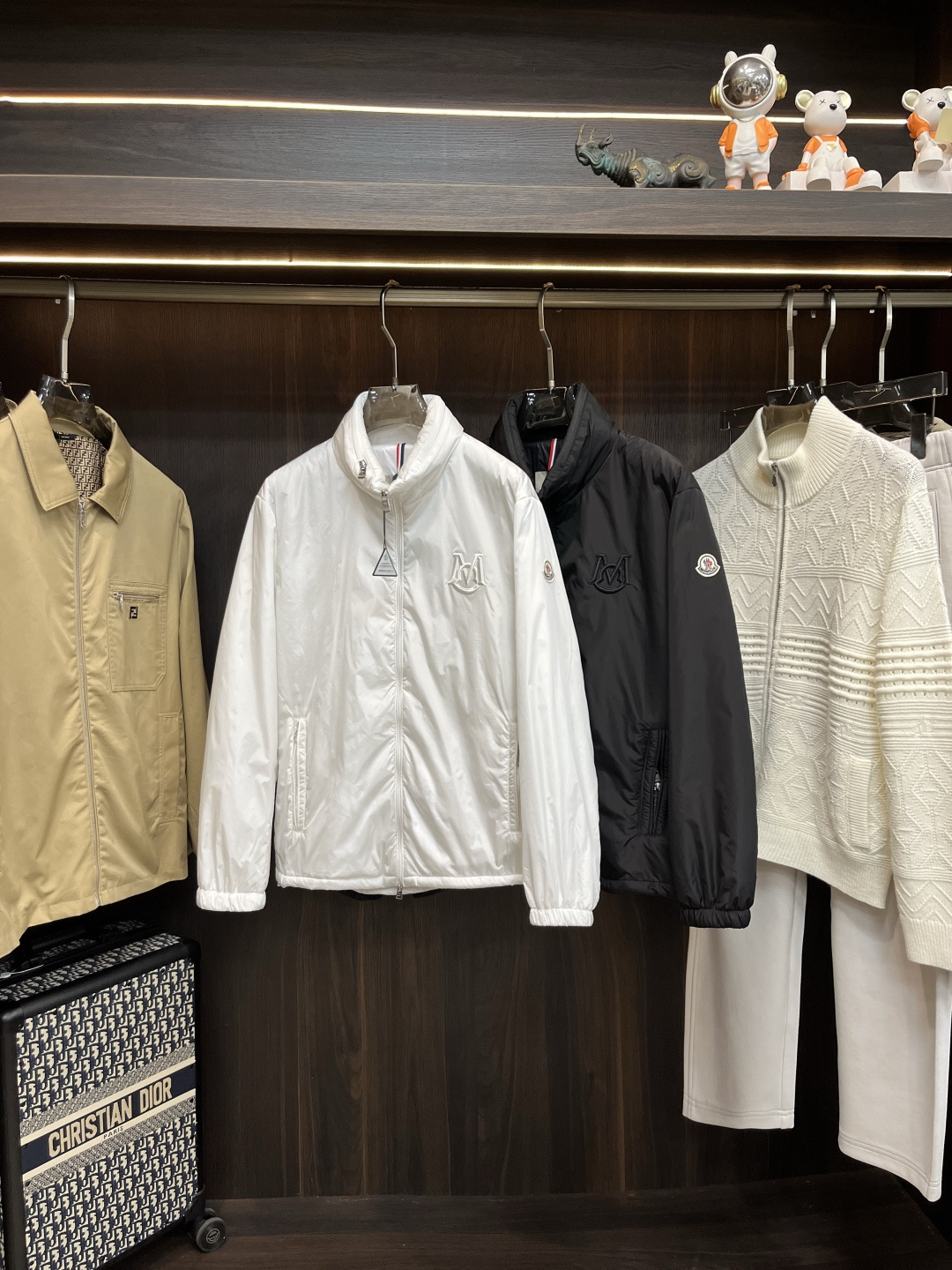 NO:548119,The main recommendation is the new Moncler 25SS cotton jacket. The Ouge jacket with streamlined beauty and practical functions is made of nylon fabric. This functional fabric has a silky texture. It can provide protection when needed, and it is also smooth and comes with a removable pull-out hood. It is embellished with the same color letter combination details. The sleeves are decorated with Mengjia armbands, zipper closures, zipper pockets, and the hem is elastic and adjustable. It is both warm and handsome. It is a must-have item for autumn. It is the same style as men and women. It is highly recommended!  Color black white Number of codes 1 2 3 4 H2025, Moncler, jackets & coats,hats,alexander wang19860909主推 Moncler 25SS新款棉夹克,蒙口这款Ouge夹克兼具流线型美感和实用功能,采用尼龙面料制成.这种功能性面料具有丝滑质感.可在需要时提供保护,同时呈现流畅款型,配有可拆卸拉出式兜帽.点缀同色系字母组合细节,袖子处饰有蒙家袖章,拉链开合,拉链口袋,下摆松紧可调节,既保暖又帅气,是入秋的必备单品,强男女同款,强烈推荐！ 颜色黑色 白色 码数1 2 3 4 H2025,,Moncler,jackets & coats,hats,alexander wang,Men's clothing