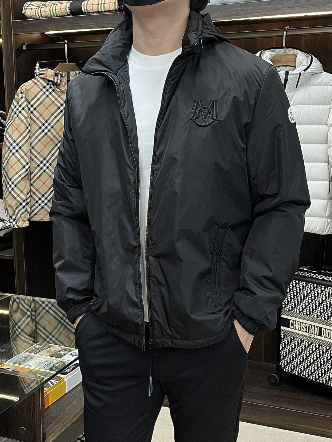 NO:548124,The main recommendation is the new Moncler 25SS cotton jacket. The Ouge jacket with streamlined beauty and practical functions, and is made of nylon fabric. This functional fabric has a silky texture. It can provide protection when needed, and it is also smooth and has a removable pull-out hood. It is embellished with the same color letter combination details. The sleeves are decorated with Mengjia armbands, zipper closures, zipper pockets, and the hem is elastic and adjustable. It is both warm and handsome. It is a must-have item for autumn. It is the same style as men and women. It is highly recommended!  Color black white Number of codes 1 2 3 4 H2025, Moncler, jackets & coats,hats,alexander wang19860909主推 Moncler 25SS新款棉夹克,蒙口这款Ouge夹克兼具流线型美感和实用功能,采用尼龙面料制成.这种功能性面料具有丝滑质感.可在需要时提供保护,同时呈现流畅款型,配有可拆卸拉出式兜帽.点缀同色系字母组合细节,袖子处饰有蒙家袖章,拉链开合,拉链口袋,下摆松紧可调节,既保暖又帅气,是入秋的必备单品,强男女同款,强烈推荐！ 颜色黑色 白色 码数1 2 3 4 H2025,,Moncler,jackets & coats,hats,alexander wang,Men's clothing