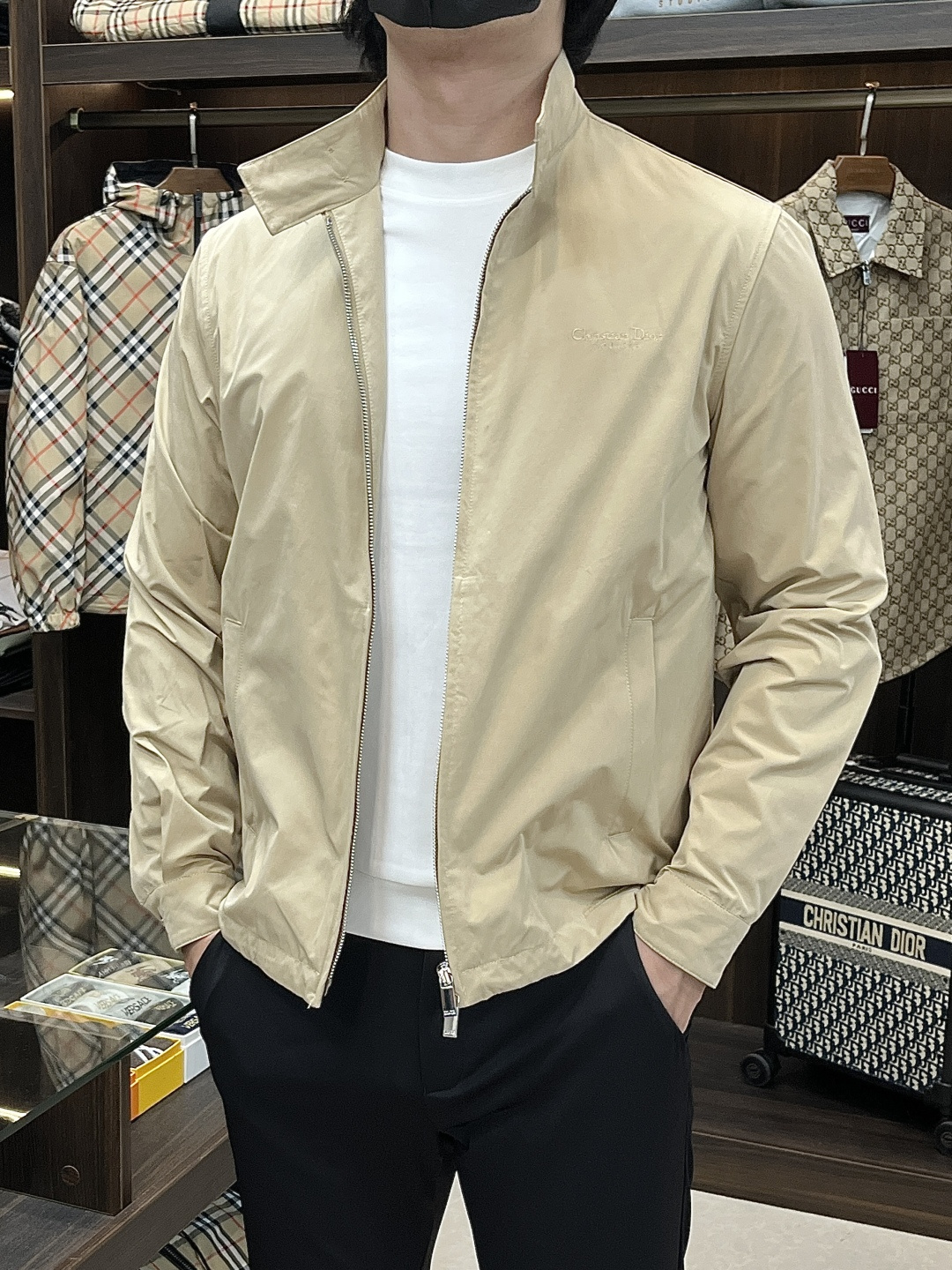 NO:548129,The main recommendation is Dior 25SS new zipper shirt jacket. This zipper shirt jacket reinterprets classic design and creates a fashionable look. It is carefully crafted from cotton blend fabric, with Christian Dior Couture embroidery on the chest with a squid pocket and drawstring bottom edge. The zipper style can be easily matched with jeans to create a fashionable look. Highly recommended!  Number of codes 46 48 50 52 H2025,,dior,dior,jeans,jackets & coats,shirts,alexander wang19860909主推 Dior 25SS新款拉链衬衫夹克,迪奥这款拉链衬衫夹克重新诠释经典设计,打造时尚造型.采用棉质混纺面料精心制作,胸前饰以同色调Christian Dior Couture 刺绣,搭配贴边口袋和抽绳底边.拉链款式,可与牛仔裤轻松搭配,打造时髦的造型.强烈推荐！ 码数46 48 50 52 H2025,,dior,dior,jeans,jackets & coats,shirts,alexander wang,Men's clothing