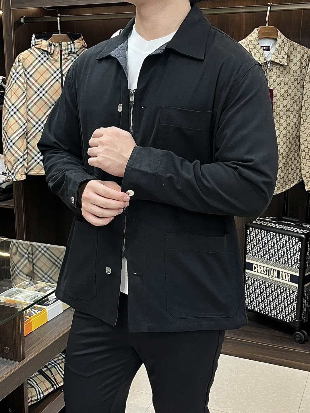 NO:600776,The main recommendation is the Gucci 25 new GG jacquard canvas jacket. This Gucci jacket is made of black fabric and GG canvas. It has a front zipper and button closure, giving it a unique charm. Highly recommended!  Size 46 48 50 52 H2025,,gucci,gucci,jackets & coats,alexander wang19860909主推 Gucci 25新款GG提花帆布夹克,古驰这款夹克已黑色面料搭配GG帆布匠心打造,正面拉链和纽扣开合,尽释别致风韵.强烈推荐！ 码数46 48 50 52 H2025,,gucci,gucci,jackets & coats,alexander wang,Men's clothing