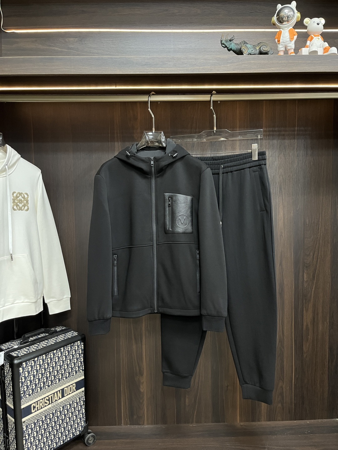 NO:550866,The main recommendation is the new Prada 2025ss autumn model released by the Prada sweatshirt set, the autumn hot set!  Wearing it is comfortable and slim, lazy and casual, combined with clean and simple colors, it is particularly pleasing to look at, suitable for daily wear~ I love to launch sports items embellished with vitality prints to welcome the arrival of the warm season. The new model of size M-3XL H2025 is launched, prada, prada, hoodie, sweatshirts, alexander wang19860909主推 Prada 2025ss秋季新款发布普拉达卫衣套装,秋季爆款套装！穿上就是舒适自在又显瘦的存在,慵懒而随性,结合干净简单的色系就特别耐看,适合日常穿着~倾情推出缀饰活力印花的运动单品,迎接温暖季节的到来. 尺码M-3XL H2025新款首发,,prada,prada,hoodie,sweatshirts,alexander wang,Men's clothing