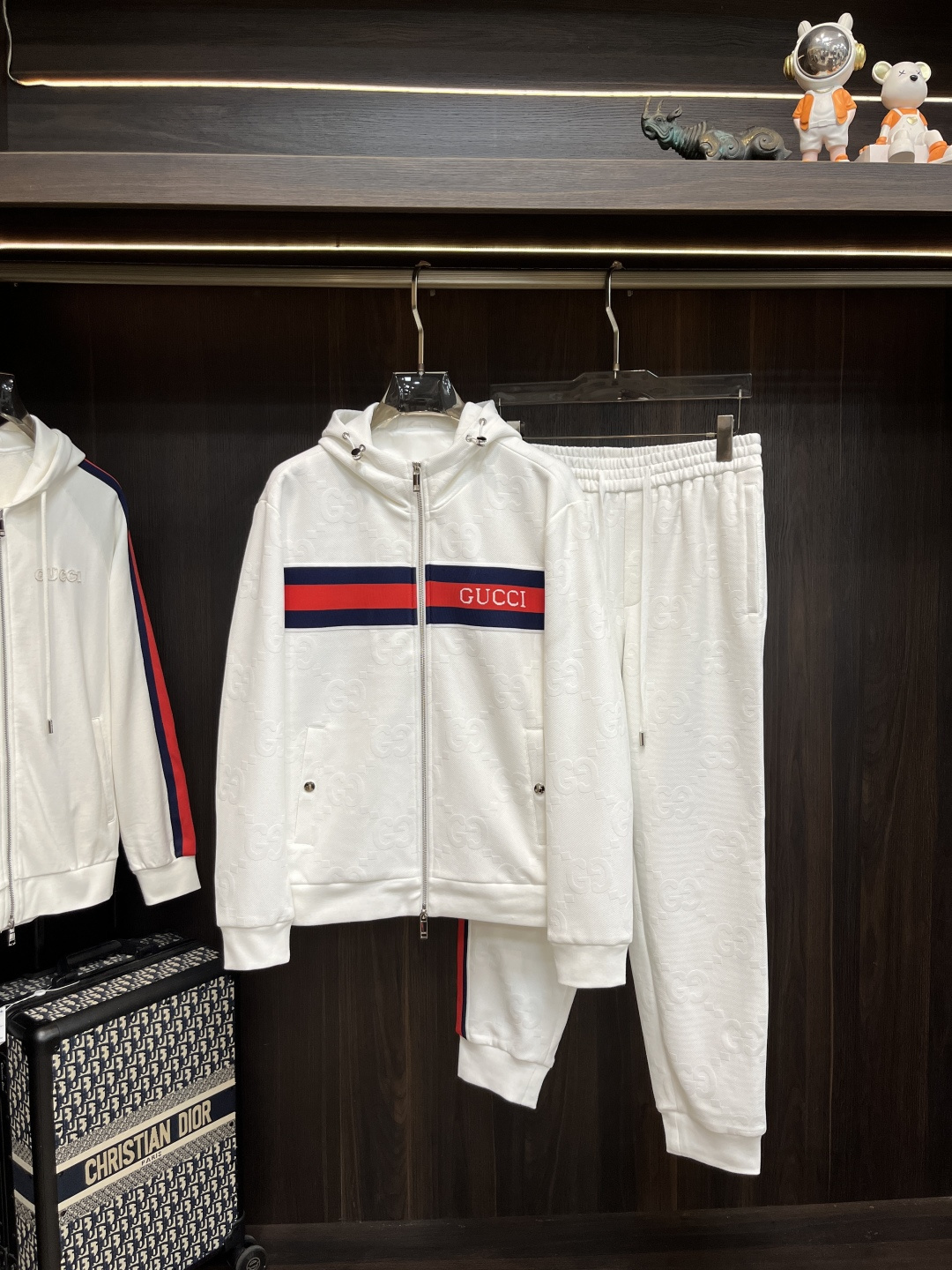 NO:550868,The main recommendation is Gucci 2025ss autumn new model released Gucci sweatshirt set, autumn hot set!  Wearing it is comfortable and slim, lazy and casual, combined with clean and simple colors, it is particularly pleasing to look at, suitable for daily wear~ I love to launch sports items embellished with vitality prints to welcome the arrival of the warm season. The new model of size M-3XL H2025 is launched, gucci, gucci, hoodie, sweatshirts, alexander wang19860909主推 Gucci 2025ss秋季新款发布古驰卫衣套装,秋季爆款套装！穿上就是舒适自在又显瘦的存在,慵懒而随性,结合干净简单的色系就特别耐看,适合日常穿着~倾情推出缀饰活力印花的运动单品,迎接温暖季节的到来. 尺码M-3XL H2025新款首发,,gucci,gucci,hoodie,sweatshirts,alexander wang,Men's clothing