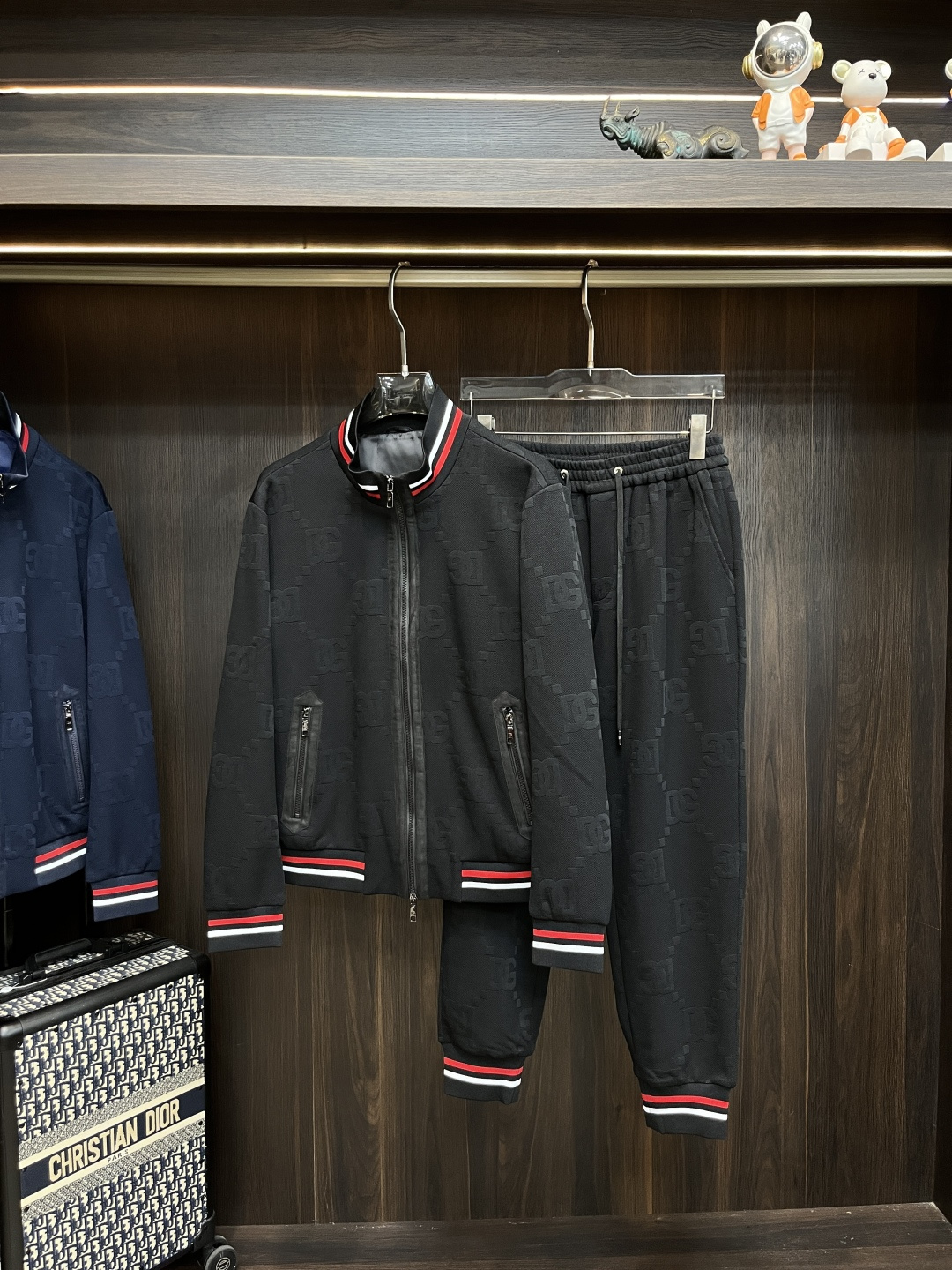 NO:549716,The main recommendation D&G 2025ss autumn new model released D&G sweat suit, a hot autumn suit!  Wearing it is comfortable and slim, lazy and casual, combined with clean and simple colors, it is particularly pleasing to look at, suitable for daily wear~ I love to launch sports items embellished with vitality prints to welcome the arrival of the warm season. Size M-3XL H2025 new model is launched, Dolce & Gabbana, Dolce & Gabbana, hoodie, sweatshirts, alexander wang19860909主推 D&G 2025ss秋季新款发布杜嘉班纳卫衣套装,秋季爆款套装！穿上就是舒适自在又显瘦的存在,慵懒而随性,结合干净简单的色系就特别耐看,适合日常穿着~倾情推出缀饰活力印花的运动单品,迎接温暖季节的到来. 尺码M-3XL H2025新款首发,,Dolce&Gabbana,Dolce&Gabbana,hoodie,sweatshirts,alexander wang,Men's clothing