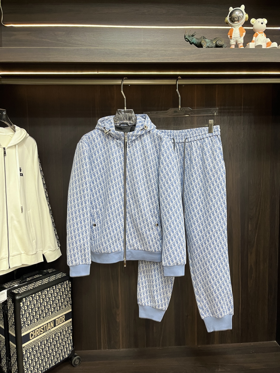 NO:549720,The main recommendation is Dior 2025ss autumn new model released Dior sweatshirt suit, autumn hot set!  Wearing it is comfortable and slim, lazy and casual, combined with clean and simple colors, it is particularly pleasing to look at, suitable for daily wear~ I love to launch sports items embellished with vitality prints to welcome the arrival of the warm season. Size M-3XL H2025 new model is launched, dior, dior, hoodie, sweatshirts, alexander wang19860909主推 Dior 2025ss秋季新款发布迪奥卫衣套装,秋季爆款套装！穿上就是舒适自在又显瘦的存在,慵懒而随性,结合干净简单的色系就特别耐看,适合日常穿着~倾情推出缀饰活力印花的运动单品,迎接温暖季节的到来. 尺码M-3XL H2025新款首发,,dior,dior,hoodie,sweatshirts,alexander wang,Men's clothing