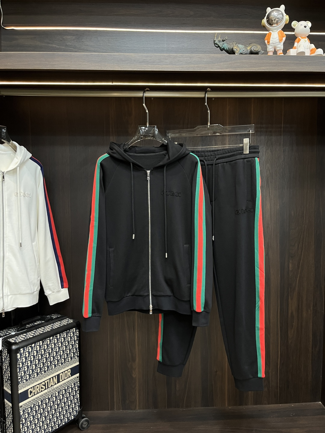 NO:549723,Mainly recommend Gucci 2025ss autumn new release Gucci sweatshirt suit, autumn hot style suit!  Wearing it makes you feel comfortable and slim, lazy and casual, combined with clean and simple colors, it is particularly attractive and suitable for daily wear~ We launch sports items decorated with vibrant prints to welcome the arrival of the warm season. Sizes M-3XL H2025 new release, gucci, gucci, hoodie, sweatshirts, alexander wang19860909主推 Gucci 2025ss秋季新款发布古驰卫衣套装,秋季爆款套装！穿上就是舒适自在又显瘦的存在,慵懒而随性,结合干净简单的色系就特别耐看,适合日常穿着~倾情推出缀饰活力印花的运动单品,迎接温暖季节的到来. 尺码M-3XL H2025新款首发,,gucci,gucci,hoodie,sweatshirts,alexander wang,Men's clothing