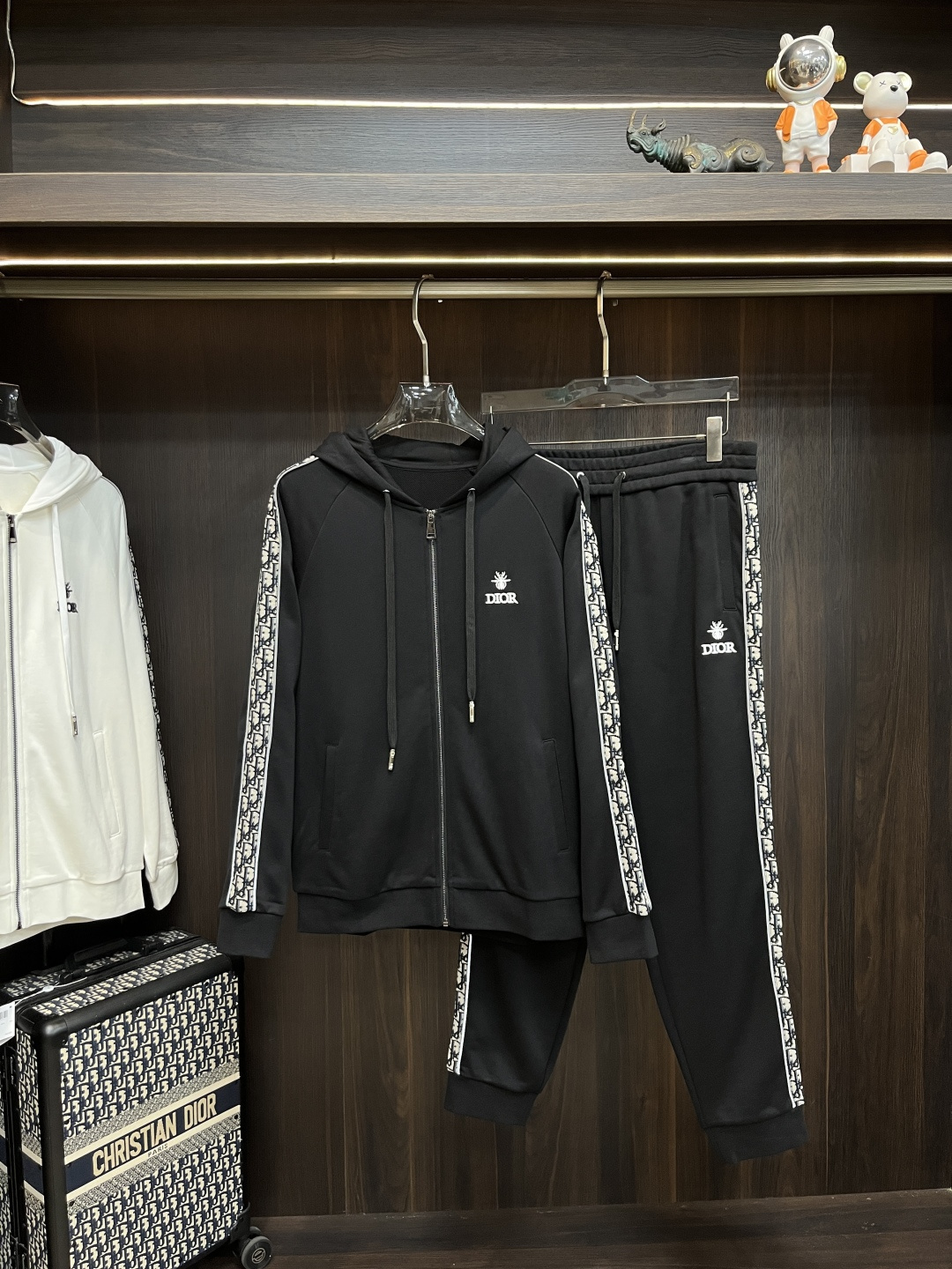 NO:549727,The main recommendation is Dior 2025ss autumn new model released Dior sweatshirt suit, autumn hot set!  Wearing it is comfortable and slim, lazy and casual, combined with clean and simple colors, it is particularly pleasing to look at, suitable for daily wear~ I love to launch sports items embellished with vitality prints to welcome the arrival of the warm season. Size M-3XL H2025 new model is launched, dior, dior, hoodie, sweatshirts, alexander wang19860909主推 Dior 2025ss秋季新款发布迪奥卫衣套装,秋季爆款套装！穿上就是舒适自在又显瘦的存在,慵懒而随性,结合干净简单的色系就特别耐看,适合日常穿着~倾情推出缀饰活力印花的运动单品,迎接温暖季节的到来. 尺码M-3XL H2025新款首发,,dior,dior,hoodie,sweatshirts,alexander wang,Men's clothing