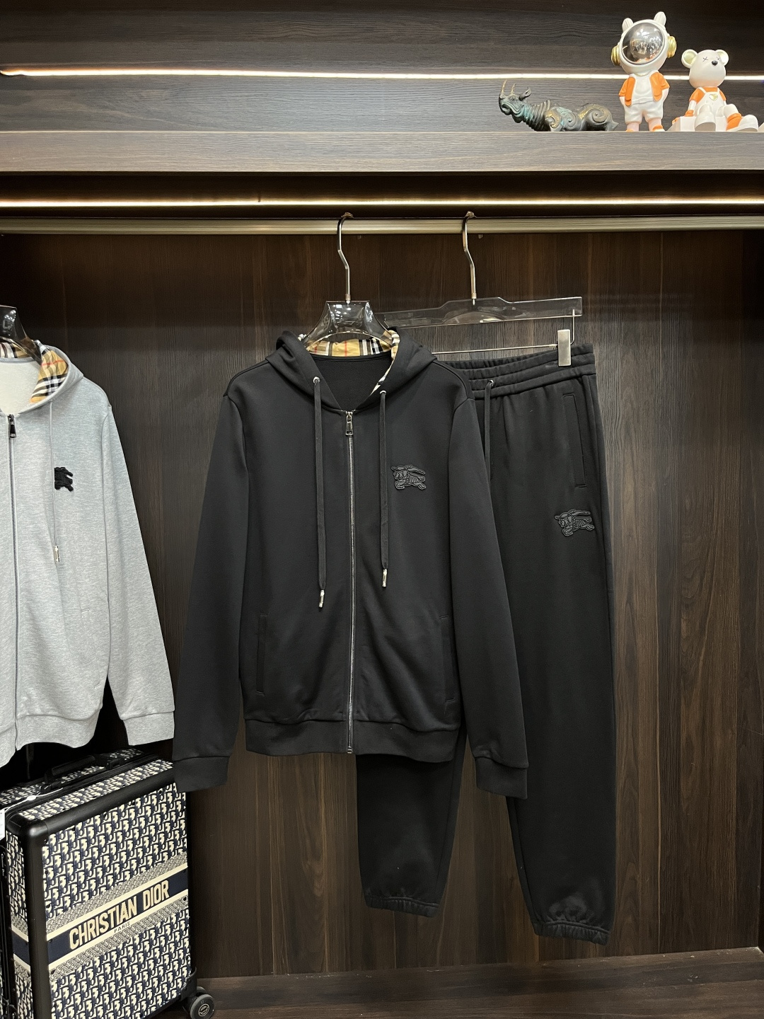 NO:549731,The main recommendation is Burberry 2025ss autumn new model released Burberry sweatshirt set, autumn hot set!  Wearing it is comfortable and slim, lazy and casual, combined with clean and simple colors, it is particularly pleasing to look at, suitable for daily wear~ I love to launch sports items embellished with vitality prints to welcome the arrival of the warm season. The new model of size M-3XL H2025 is launched, burberry, burberry, hoodie, sweatshirts, alexander wang19860909主推 Burberry 2025ss秋季新款发布巴宝莉卫衣套装,秋季爆款套装！穿上就是舒适自在又显瘦的存在,慵懒而随性,结合干净简单的色系就特别耐看,适合日常穿着~倾情推出缀饰活力印花的运动单品,迎接温暖季节的到来. 尺码M-3XL H2025新款首发,,burberry,burberry,hoodie,sweatshirts,alexander wang,Men's clothing