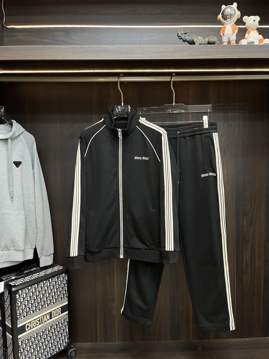 NO:537333,The main recommendation is the new autumn model of MIUMIU ss releases the Miao Miao sweatshirt set, the autumn hot set!  Wearing it is comfortable and slim, lazy and casual, combined with clean and simple colors, it is particularly pleasing to look at, suitable for daily wear~ I love to launch sports items embellished with vitality prints to welcome the arrival of the warm season. The new model of size M-3XL H is launched, miumiu, hoodie, sweatshirts, alexander wang19860909主推 MIUMIU ss秋季新款发布缪缪卫衣套装,秋季爆款套装！穿上就是舒适自在又显瘦的存在,慵懒而随性,结合干净简单的色系就特别耐看,适合日常穿着~倾情推出缀饰活力印花的运动单品,迎接温暖季节的到来. 尺码M-3XL H新款首发,,miumiu,hoodie,sweatshirts,alexander wang,Men's clothing