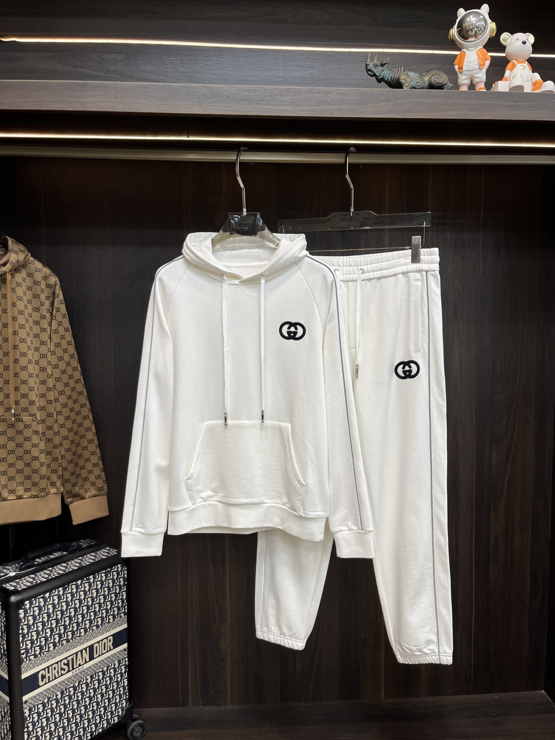 NO:537336,The main recommendation is Gucci Ss's new autumn model to release Gucci sweatshirt suit, autumn hot set!  Wearing it is comfortable and slim, lazy and casual, combined with clean and simple colors, it is particularly pleasing to look at, suitable for daily wear~ welcoming sports items embellished with vitality prints to welcome the arrival of the warm season. The new model of size M-3XL H is launched, gucci, gucci, hoodie, sweatshirts, alexander wang19860909主推 Gucci ss秋季新款发布古驰卫衣套装,秋季爆款套装！穿上就是舒适自在又显瘦的存在,慵懒而随性,结合干净简单的色系就特别耐看,适合日常穿着~倾情推出缀饰活力印花的运动单品,迎接温暖季节的到来. 尺码M-3XL H新款首发,,gucci,gucci,hoodie,sweatshirts,alexander wang,Men's clothing