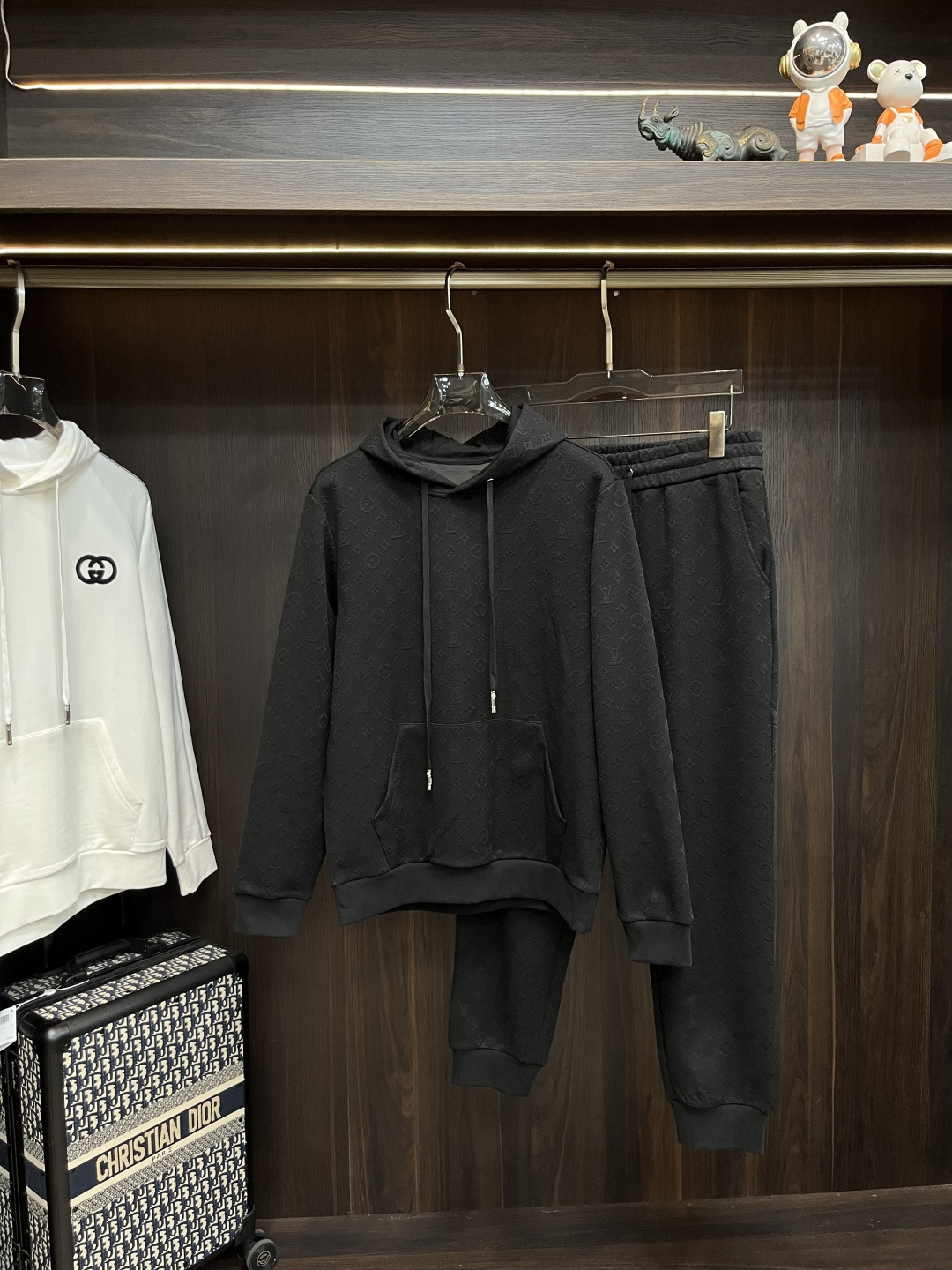 NO:537339,The main recommendation is the new LV ss autumn style released donkey sweatshirt set, autumn hot set!  Wearing it is comfortable and slim, lazy and casual, combined with clean and simple colors, it is particularly pleasing to look at, suitable for daily wear~ welcoming sports items embellished with vitality prints to welcome the arrival of the warm season. The new model of size M-3XL H is launched, louis vuitton, louis vuitton, hoodie, sweatshirts, alexander wang19860909主推 LV ss秋季新款发布驴牌卫衣套装,秋季爆款套装！穿上就是舒适自在又显瘦的存在,慵懒而随性,结合干净简单的色系就特别耐看,适合日常穿着~倾情推出缀饰活力印花的运动单品,迎接温暖季节的到来. 尺码M-3XL H新款首发,,louis vuitton,louis vuitton,hoodie,sweatshirts,alexander wang,Men's clothing