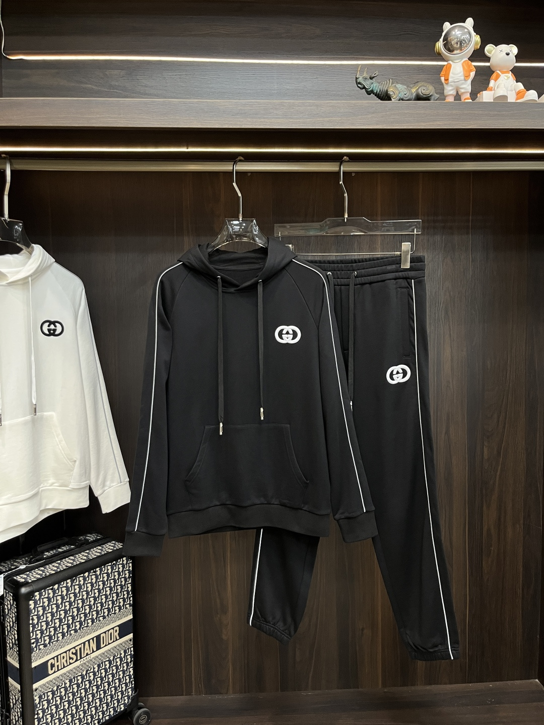 NO:537342,The main recommendation is Gucci Ss's new autumn model to release Gucci sweatshirt suit, autumn hot set!  Wearing it is comfortable and slim, lazy and casual, combined with clean and simple colors, it is particularly pleasing to look at, suitable for daily wear~ welcoming sports items embellished with vitality prints to welcome the arrival of the warm season. The new model of size M-3XL H is launched, gucci, gucci, hoodie, sweatshirts, alexander wang19860909主推 Gucci ss秋季新款发布古驰卫衣套装,秋季爆款套装！穿上就是舒适自在又显瘦的存在,慵懒而随性,结合干净简单的色系就特别耐看,适合日常穿着~倾情推出缀饰活力印花的运动单品,迎接温暖季节的到来. 尺码M-3XL H新款首发,,gucci,gucci,hoodie,sweatshirts,alexander wang,Men's clothing