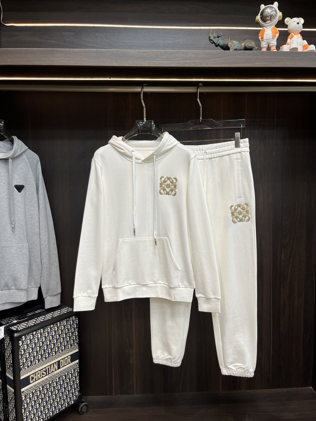 NO:537345,The main recommendation is the new Loewe ss autumn style released by the Loewe sweatshirt set, the autumn hot set!  Wearing it is comfortable and slim, lazy and casual, combined with clean and simple colors, it is particularly pleasing to look at, suitable for daily wear~ welcoming sports items embellished with vitality prints to welcome the arrival of the warm season. The new model of size M-3XL H is launched, loewe, loewe, hoodie, sweatshirts, alexander wang19860909主推 Loewe ss秋季新款发布罗意威卫衣套装,秋季爆款套装！穿上就是舒适自在又显瘦的存在,慵懒而随性,结合干净简单的色系就特别耐看,适合日常穿着~倾情推出缀饰活力印花的运动单品,迎接温暖季节的到来. 尺码M-3XL H新款首发,,loewe,loewe,hoodie,sweatshirts,alexander wang,Men's clothing