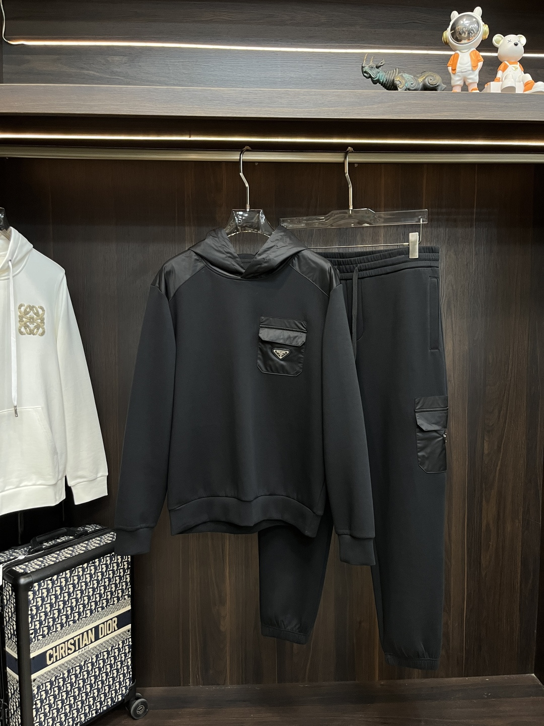 NO:537348,The main recommendation is the new autumn model of Prada ss releases Prada sweatshirt set, autumn hot set!  Wearing it is comfortable and slim, lazy and casual, combined with clean and simple colors, it is particularly pleasing to look at, suitable for daily wear~ welcoming sports items embellished with vitality prints to welcome the arrival of the warm season. The new model of size M-3XL H is launched, prada, prada, hoodie, sweatshirts, alexander wang19860909主推 Prada ss秋季新款发布普拉达卫衣套装,秋季爆款套装！穿上就是舒适自在又显瘦的存在,慵懒而随性,结合干净简单的色系就特别耐看,适合日常穿着~倾情推出缀饰活力印花的运动单品,迎接温暖季节的到来. 尺码M-3XL H新款首发,,prada,prada,hoodie,sweatshirts,alexander wang,Men's clothing