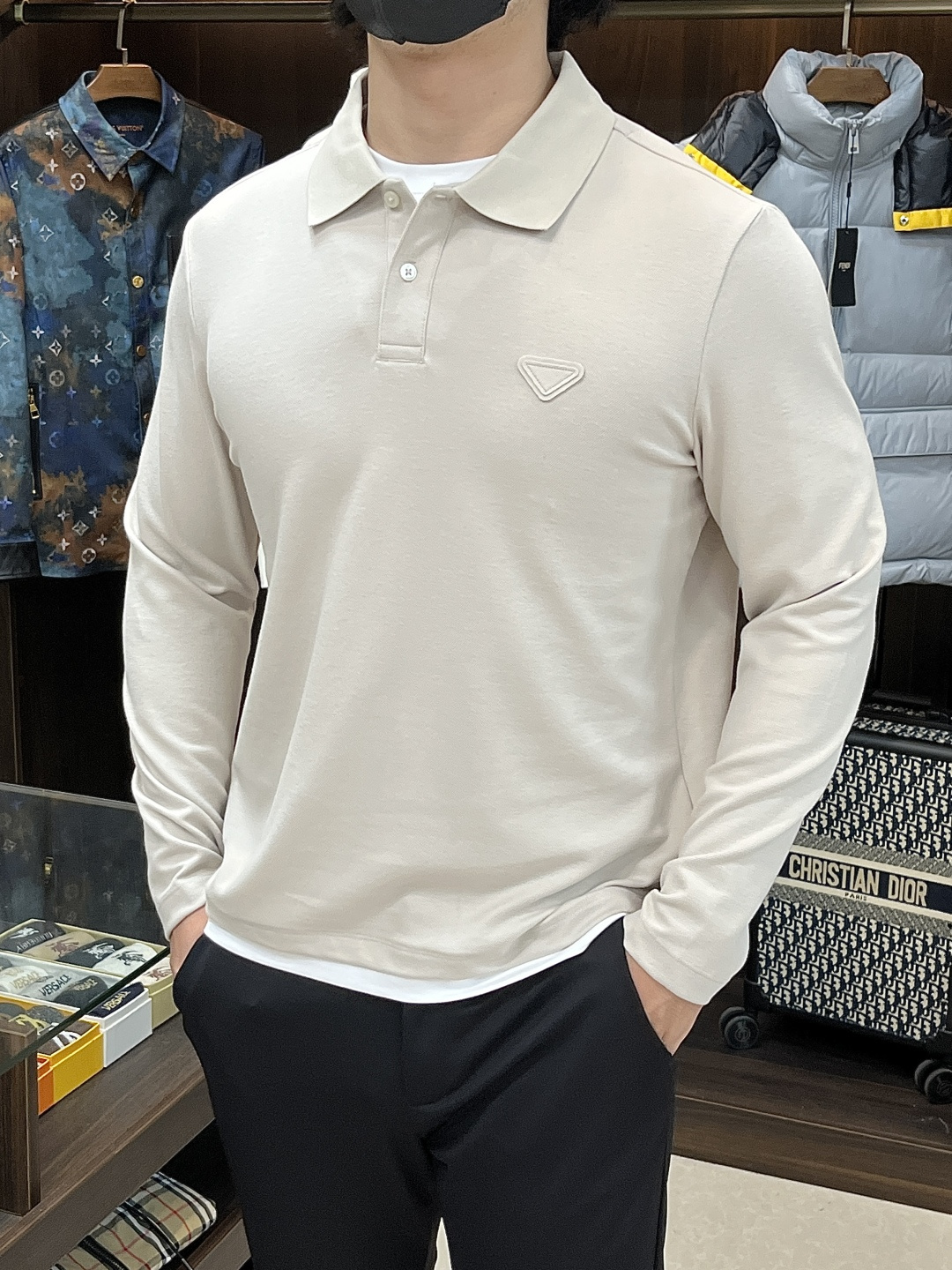 NO:537330,The latest fashion designer Prada lapel long-sleeved wool T-shirt, merino wool fabric, detailing and craftsmanship, high-level structural tailoring design changes to show the diverse image changes of men, slim and neat, tailoring, meet the popular multi-layered outfits nowadays, versatile styles of life, color black gray, code number M-XXXL H new first release,, prada, prada, tees, t-shirt, alexander wang19860909主推 Prada 秋冬最新款时尚设计师款普拉达翻领长袖羊毛T恤,美丽诺羊毛面料,处处细节显工艺足够的高级结构性剪裁的设计改变来展现男士多样的形象变化,修身利落、剪裁合体,满足时下正流行的多层次穿搭,生活百搭款式 颜色黑色 灰色 码数M-XXXL H新款首发,,prada,prada,tees，t-shirt,alexander wang,Men's clothing