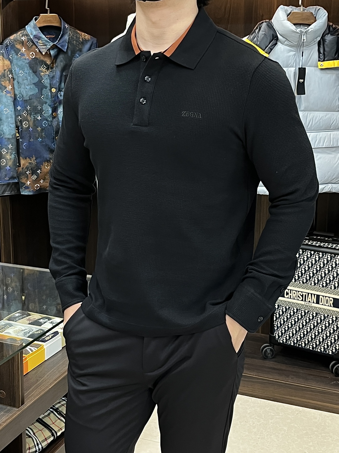 NO:537327,The latest fashion designer Zegna lapel long-sleeved wool T-shirt, merino wool fabric, detailing and craftsmanship, high-level structural tailoring design changes to show the diverse image changes of men, slim and neat, tailoring, meet the popular multi-layered outfits nowadays, versatile styles of life. Color black, blue, white, code M-XXXL H, new first release, zegna, tees, t-shirt, alexander wang19860909主推 Zegna 秋冬最新款时尚设计师款杰尼亚翻领长袖羊毛T恤,美丽诺羊毛面料,处处细节显工艺足够的高级结构性剪裁的设计改变来展现男士多样的形象变化,修身利落、剪裁合体,满足时下正流行的多层次穿搭,生活百搭款式 颜色黑色 蓝色 白色 码数M-XXXL H新款首发,,zegna,tees，t-shirt,alexander wang,Men's clothing