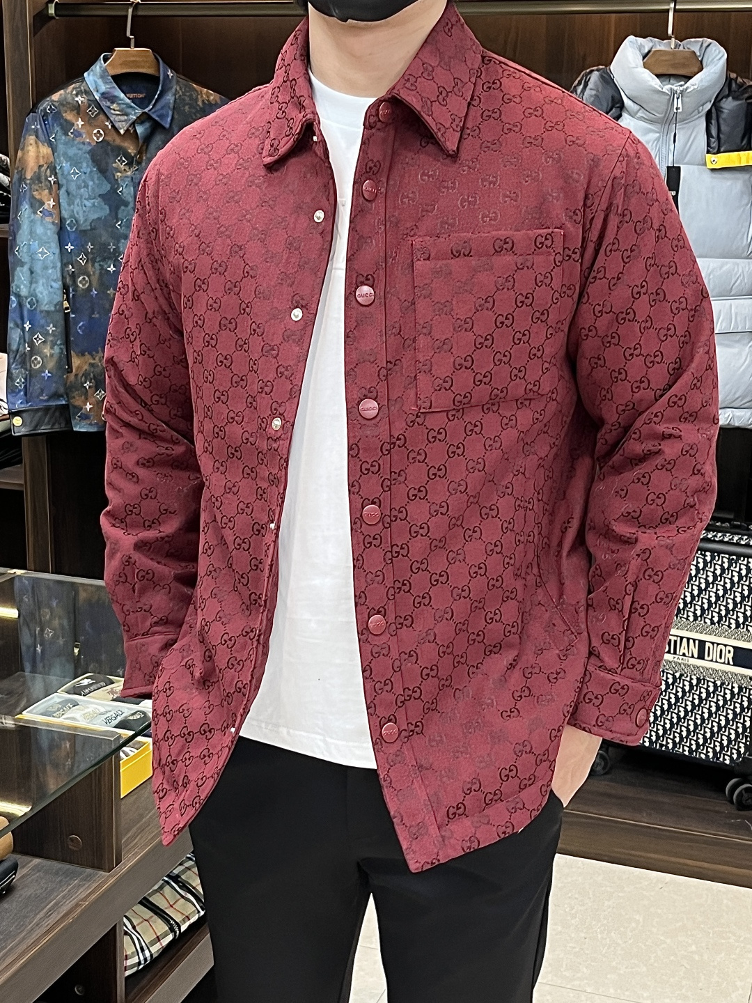 NO:550858,The main recommendation is Gucci down jacket 2025 latest fashion designer down jacket. Details are full of high-end 90 white duck down filling, jacquard fabric single pocket shirt design down jacket, structural tailoring design changes to show the diverse image changes of men, slim and neat, tailoring, meeting the popular multi-layered outfits nowadays, versatile styles of life, color black red, code M-3XL H2025 new model debut, gucci, gucci, jackets & coats,shirts, down jacket, alexander wang19860909主推羽绒 Gucci 古驰 羽绒服2025最新款时尚设计师款羽绒外套.处处细节显工艺足够的高级90白鸭绒填充,提花面料单口袋衬衫款设计羽绒服,结构性剪裁的设计改变来展现男士多样的形象变化,修身利落、剪裁合体,满足时下正流行的多层次穿搭,生活百搭款式 颜色黑色 红色 码数M-3XL H2025新款首发,,gucci,gucci,jackets & coats,shirts,down jacket,alexander wang,Men's clothing