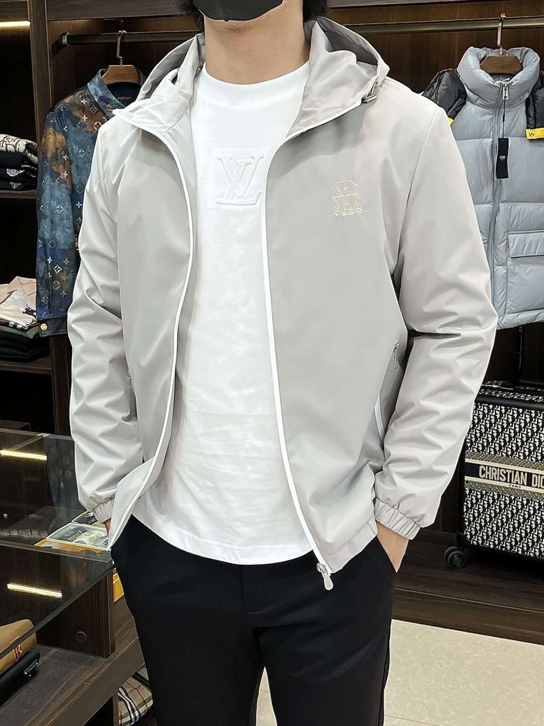 NO:550860,The latest fashion designer hooded down jacket for 2025 is recommended. The details show the high-end 90 white duck down filling, the chest LOGO embroidery design down jacket, the structural tailoring design changes to show the diverse image changes of men, slim and neat, tailoring, meeting the popular multi-layered outfits nowadays, versatile styles of life, color black yellow gray, code number M-3XL H2025 new model debut,, jackets & coats, down jacket, hats, alexander wang19860909主推羽绒 BC 羽绒服2025最新款时尚设计师款连帽羽绒外套.处处细节显工艺足够的高级90白鸭绒填充,胸前LOGO刺绣设计羽绒服,结构性剪裁的设计改变来展现男士多样的形象变化,修身利落、剪裁合体,满足时下正流行的多层次穿搭,生活百搭款式 颜色黑色 黄色 灰色 码数M-3XL H2025新款首发,,jackets & coats,down jacket,hats,alexander wang,Men's clothing