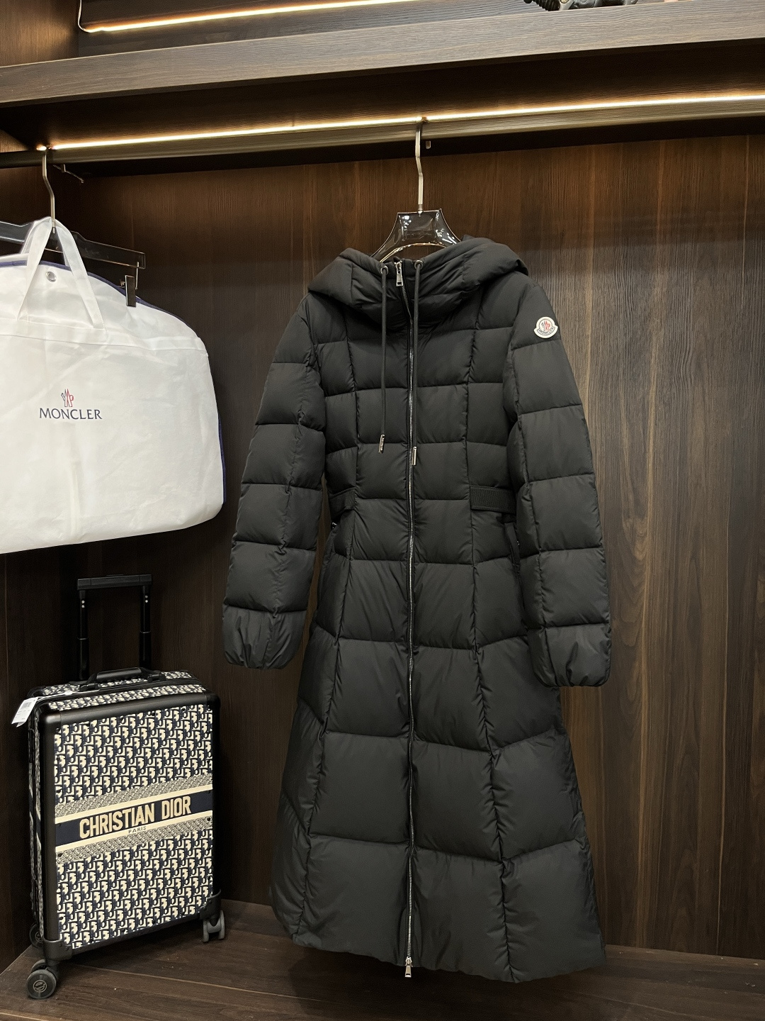 NO:537351,The latest fashion designer down jacket, the latest style, hooded long down jacket, women's down jacket, 90# white goose down filling, details are displayed everywhere, with sufficient high-level structural tailoring design changes to show diverse image changes, slim and neat, tailoring, meeting the popular multi-layered outfits, and versatile styles in life!  Color black code number 0-3 code H new model first release, Moncler, jackets & coats, down jacket, hats, alexander wang19860909主推羽绒 Moncler 最新款时尚设计师款羽绒外套蒙口爆款连帽长款羽绒服,女款款羽绒服,90#白鹅绒填充,处处细节显工艺足够的高级结构性剪裁的设计改变来展现多样的形象变化,修身利落、剪裁合体,满足时下正流行的多层次穿搭,生活百搭款式！ 颜色黑色 码数0-3 码 H新款首发,,Moncler,jackets & coats,down jacket,hats,alexander wang,Men's clothing