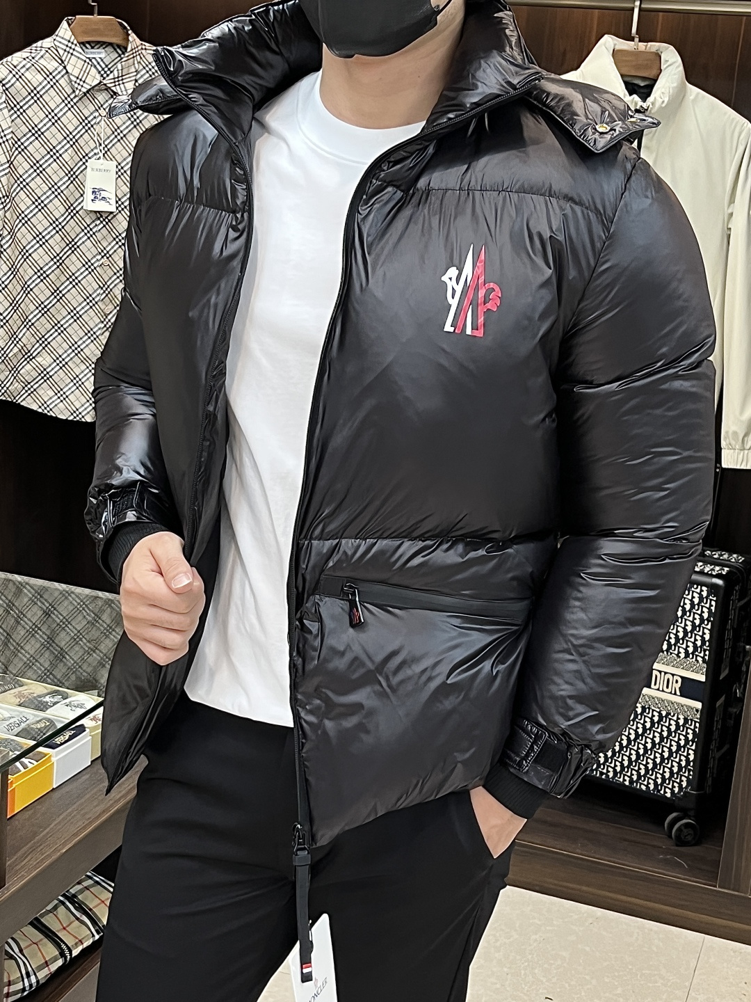 NO:537354,The latest fashion designer down jacket, the latest hooded down jacket, popular down jacket, 90# white goose down jacket, detachable hat, details everywhere show the craftsmanship, sufficient high-level structural tailoring design changes to show the diverse image changes of men, slim and neat, tailoring, meet the popular multi-layered outfits nowadays, and versatile styles of life!  Color black, code number 1-5 code H new model first release, Moncler, jackets & coats, down jacket, hats, alexander wang19860909主推羽绒 Moncler 最新款时尚设计师款羽绒外套蒙口爆款连帽羽绒服,爆款羽绒服,90#白鹅绒填充,帽可拆,处处细节显工艺足够的高级结构性剪裁的设计改变来展现男士多样的形象变化,修身利落、剪裁合体,满足时下正流行的多层次穿搭,生活百搭款式！ 颜色黑色 码数1-5 码 H新款首发,,Moncler,jackets & coats,down jacket,hats,alexander wang,Men's clothing