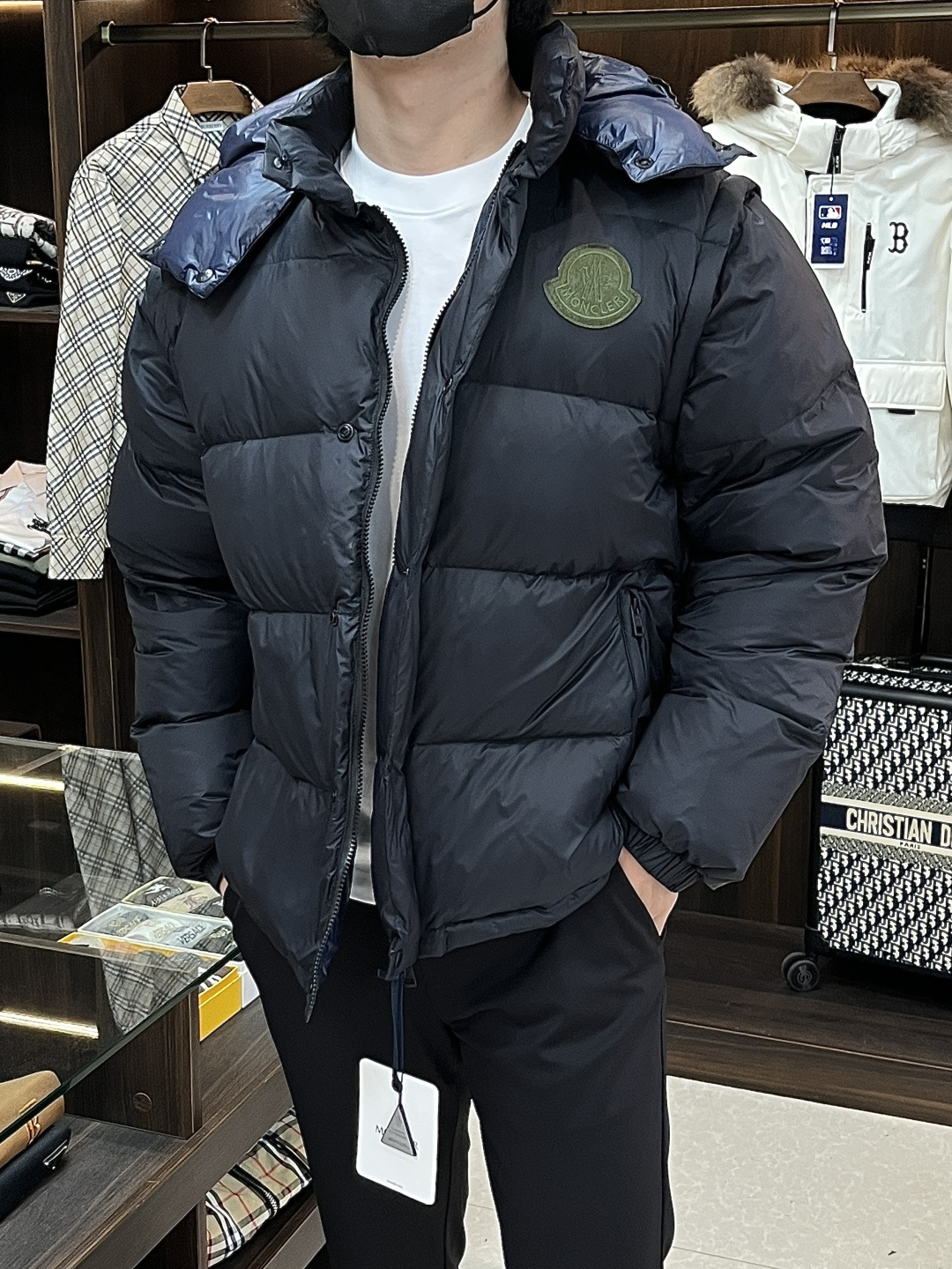 NO:537328,The latest fashion designer down jacket, the latest hooded down jacket, the sleeves can be removable and the 90# white goose down jacket, the hat can be detached, the down vest is one and two clothes, the details are displayed everywhere, the craftsmanship is sufficient. The design changes of high-end structural tailoring are displayed to show the diverse image changes of men, slim and neat, and the tailoring is integrated to meet the popular multi-layered outfits nowadays, and the versatile style of life!  Color black wine red code number 1-5 code H new model first release, Moncler, jackets & coats, down jacket, hats, alexander wang19860909主推羽绒 Moncler 最新款时尚设计师款羽绒外套蒙口爆款连帽羽绒服,袖可拆爆款羽绒服,90#白鹅绒填充,帽可拆,羽绒羽绒马甲一衣两穿处处细节显工艺足够的高级结构性剪裁的设计改变来展现男士多样的形象变化,修身利落、剪裁合体,满足时下正流行的多层次穿搭,生活百搭款式！ 颜色黑色 酒红 码数1-5 码 H新款首发,,Moncler,jackets & coats,down jacket,hats,alexander wang,Men's clothing