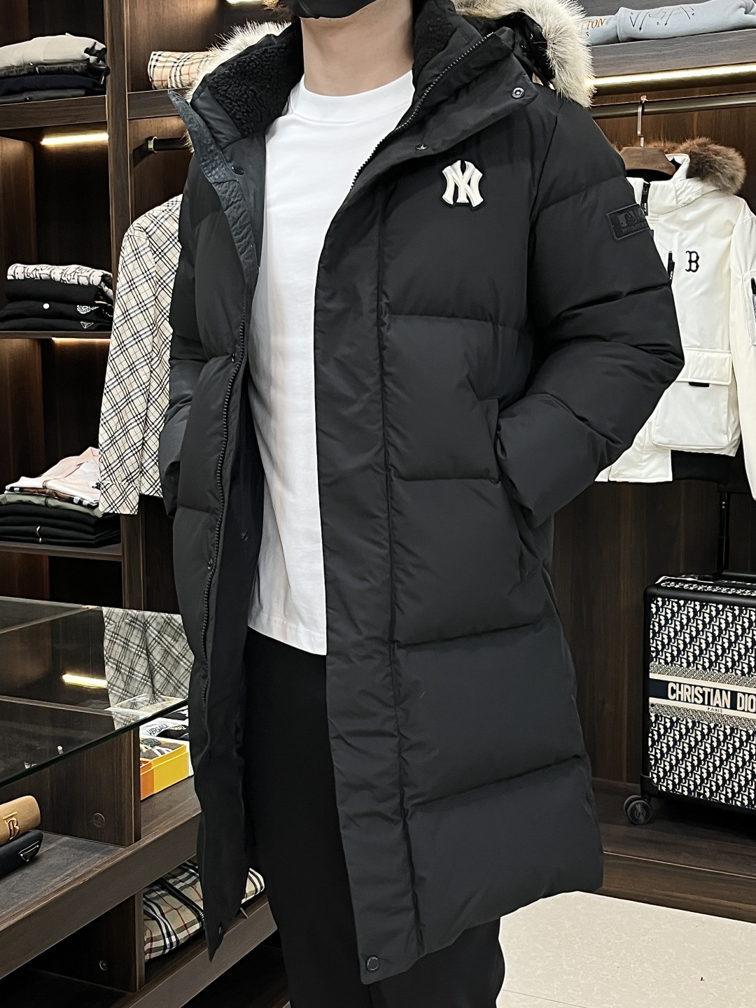 NO:550862,The latest fashion designer down jacket MLB hit hooded long down jacket, wolf-wool collar hot down jacket, 90# white goose down fill, lamb fur collar detailing everywhere, the detailed craftsmanship of the lamb fur collar is enough to show the design changes of the various image changes of men, slim and neat, tailoring, meet the popular multi-layered outfits nowadays, and versatile styles of life!  Color black white S-XXL code H2025 new model first release, Jackets & coats, down jacket, hats, alexander wang19860909主推羽绒 NY 2025最新款时尚设计师款羽绒外套MLB爆款连帽长款羽绒服,狼毛领爆款羽绒服,90#白鹅绒填充,羊羔毛领处处细节显工艺足够的高级结构性剪裁的设计改变来展现男士多样的形象变化,修身利落、剪裁合体,满足时下正流行的多层次穿搭,生活百搭款式！ 颜色黑色 白色 码数S-XXL码 H2025新款首发,,jackets & coats,down jacket,hats,alexander wang,Men's clothing