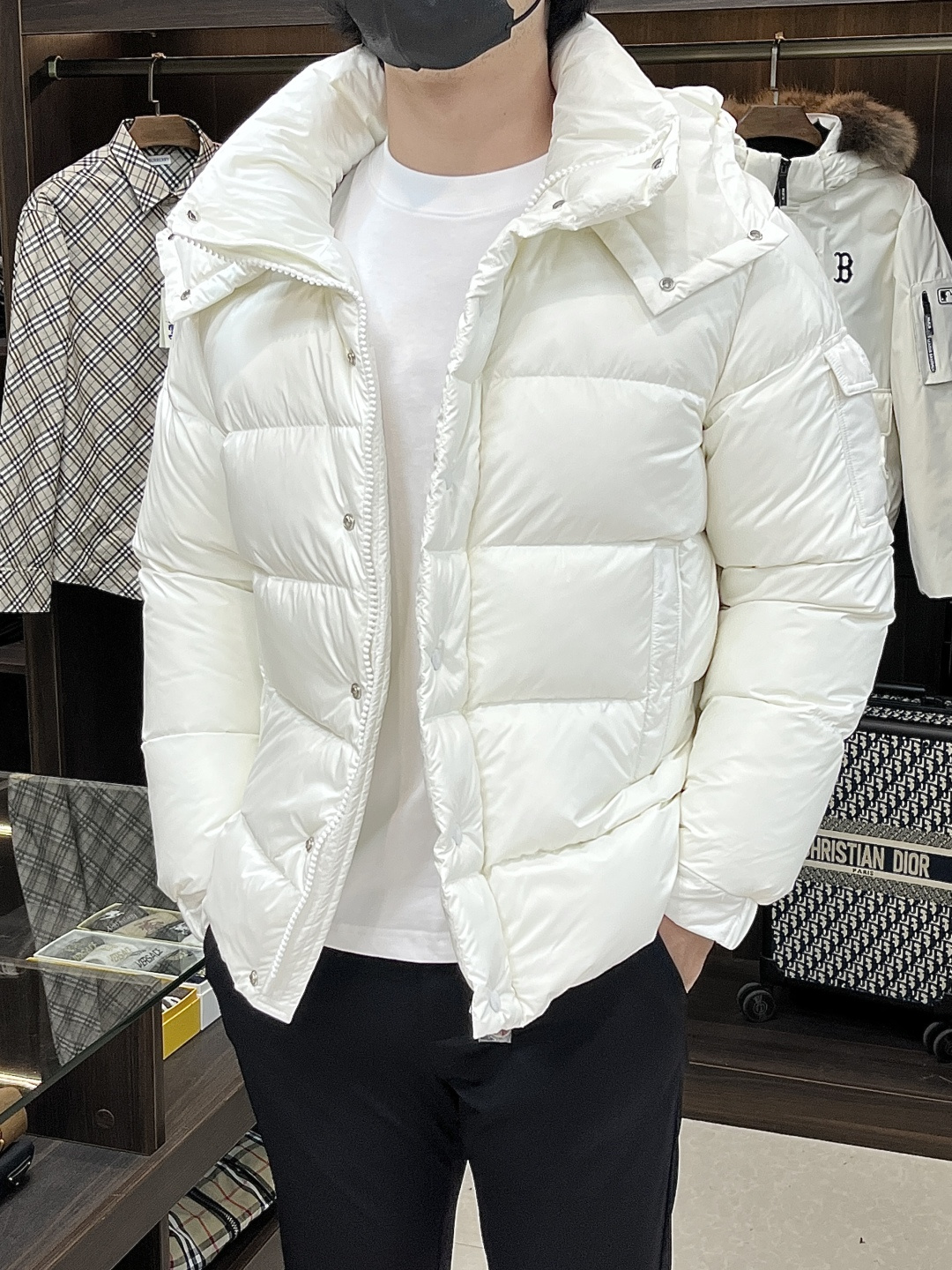 NO:623696,The main recommendation is the down Moncler 2025 latest fashion designer down jacket, a popular hooded down jacket with a detachable hood, a classic Maya popular down jacket, filled with 90# white goose down, and every detail shows the craftsmanship. The design changes of the advanced structural tailoring are enough to show the diverse image changes of men. The slim fit and tailored fit meet the current popular multi-layered outfits and are versatile styles for life!  Color Black White Pink Apricot Size 1-5 H2025 new model first release, Moncler, jackets & coats, down jacket, hats, alexander wang19860909主推羽绒 Moncler 2025最新款时尚设计师款羽绒外套蒙口爆款连帽羽绒服,帽可拆经典玛雅爆款羽绒服,90#白鹅绒填充,处处细节显工艺足够的高级结构性剪裁的设计改变来展现男士多样的形象变化,修身利落、剪裁合体,满足时下正流行的多层次穿搭,生活百搭款式！ 颜色黑色 白色 粉色 杏色 码数1-5 码 H2025新款首发,,Moncler,jackets & coats,down jacket,hats,alexander wang,Men's clothing