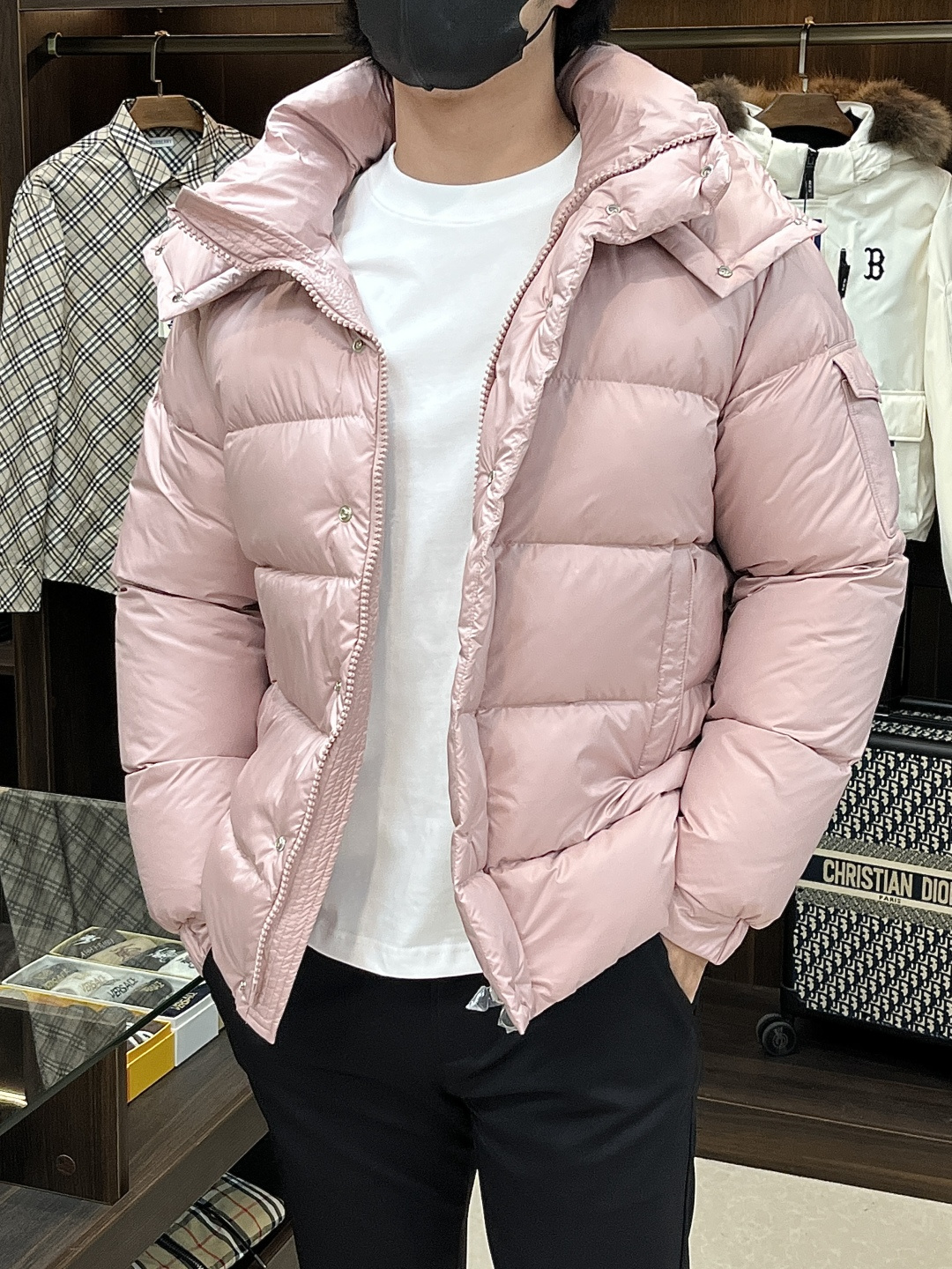 NO:623703,The main recommendation is the down Moncler 2025 latest fashion designer down jacket, a popular hooded down jacket with a detachable hood, a classic Maya popular down jacket, filled with 90# white goose down, and every detail shows the craftsmanship. The design changes of the advanced structural tailoring are enough to show the diverse image changes of men. The slim fit and tailored fit meet the current popular multi-layered outfits and are versatile styles for life!  Color Black White Pink Apricot Size 1-5 H2025 new model first release, Moncler, jackets & coats, down jacket, hats, alexander wang19860909主推羽绒 Moncler 2025最新款时尚设计师款羽绒外套蒙口爆款连帽羽绒服,帽可拆经典玛雅爆款羽绒服,90#白鹅绒填充,处处细节显工艺足够的高级结构性剪裁的设计改变来展现男士多样的形象变化,修身利落、剪裁合体,满足时下正流行的多层次穿搭,生活百搭款式！ 颜色黑色 白色 粉色 杏色 码数1-5 码 H2025新款首发,,Moncler,jackets & coats,down jacket,hats,alexander wang,Men's clothing