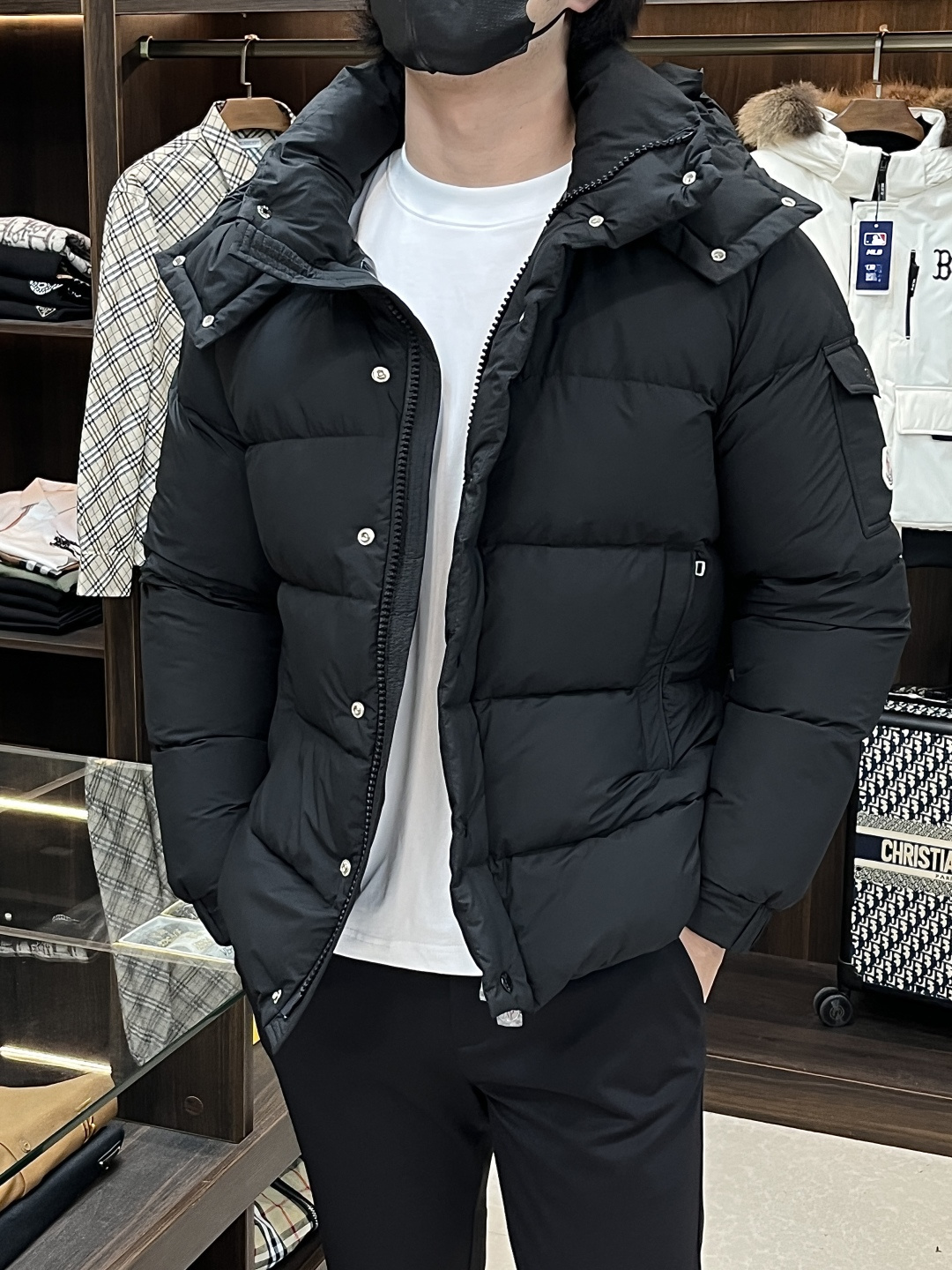 NO:548138,The latest fashion designer down jacket 2025 is the latest fashion designer down jacket with a hooded down jacket, the hat can be detached, the classic Maya down jacket, 90# white goose down filling, the details show the craftsmanship and the design changes of high-end structural tailoring to show the diverse image changes of men, slim and neat, tailoring, meet the popular multi-layered outfits nowadays, and the versatile style of life!  Color black white pink apricot color number 1-5 codes H2025 new model first release, Moncler, jackets & coats, down jacket, hats, alexander wang19860909主推羽绒 Moncler 2025最新款时尚设计师款羽绒外套蒙口爆款连帽羽绒服,帽可拆经典玛雅爆款羽绒服,90#白鹅绒填充,处处细节显工艺足够的高级结构性剪裁的设计改变来展现男士多样的形象变化,修身利落、剪裁合体,满足时下正流行的多层次穿搭,生活百搭款式！ 颜色黑色 白色 粉色 杏色 码数1-5 码 H2025新款首发,,Moncler,jackets & coats,down jacket,hats,alexander wang,Men's clothing