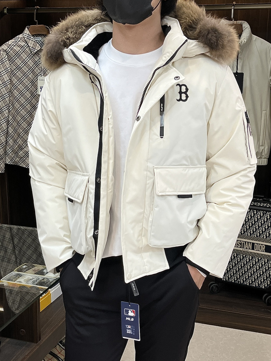 NO:548143,The latest fashion designer down jacket MLB hot hooded down jacket is mainly promoted. The hat is detachable and classic hot down jacket, 90# white goose down fill, the details of the wolf fur collar are displayed everywhere. The design changes of high-end structural tailoring are enough to show the diverse image changes of men, slim and neat, and tailoring is integrated to meet the popular multi-layered outfits nowadays, and the versatile style of life!  Color black white blue S-XXL H2025 new model first release, Jackets & coats, down jacket, hats, alexander wang19860909主推羽绒 NY 2025最新款时尚设计师款羽绒外套MLB爆款连帽羽绒服,帽可拆经典爆款羽绒服,90#白鹅绒填充,狼毛领处处细节显工艺足够的高级结构性剪裁的设计改变来展现男士多样的形象变化,修身利落、剪裁合体,满足时下正流行的多层次穿搭,生活百搭款式！ 颜色黑色 白色 蓝色 码数S-XXL H2025新款首发,,jackets & coats,down jacket,hats,alexander wang,Men's clothing