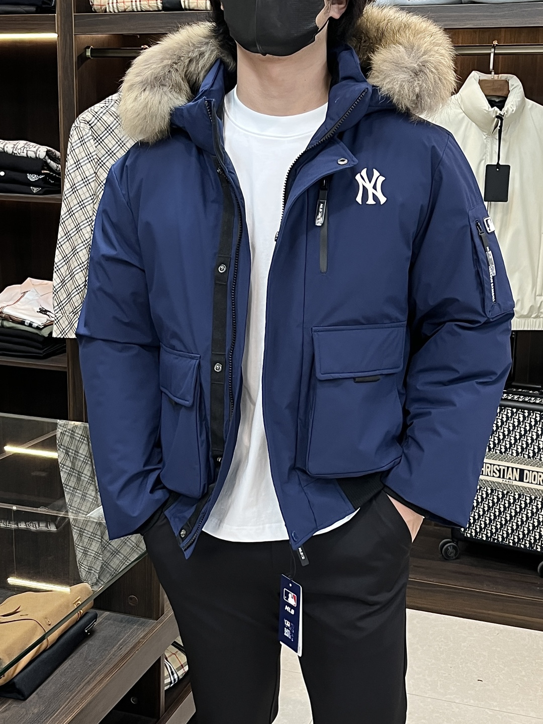 NO:623710,Mainly recommending down NY 2025 latest fashion designer down jacket MLB popular hooded down jacket, classic popular down jacket with detachable hood, 90# white goose down filling, wolf fur collar, every detail shows craftsmanship, enough advanced structural tailoring design changes to show men's diverse image changes, slim fit, tailoring, to meet the current popular multi-layered wear, versatile style for life!  Color Black White Blue Gray Size S-XXL H2025 new model first release, jackets & coats, down jacket, hats, alexander wang19860909主推羽绒 NY 2025最新款时尚设计师款羽绒外套MLB爆款连帽羽绒服,帽可拆经典爆款羽绒服,90#白鹅绒填充,狼毛领处处细节显工艺足够的高级结构性剪裁的设计改变来展现男士多样的形象变化,修身利落、剪裁合体,满足时下正流行的多层次穿搭,生活百搭款式！ 颜色黑色 白色 蓝色 灰色 码数S-XXL H2025新款首发,,jackets & coats,down jacket,hats,alexander wang,Men's clothing