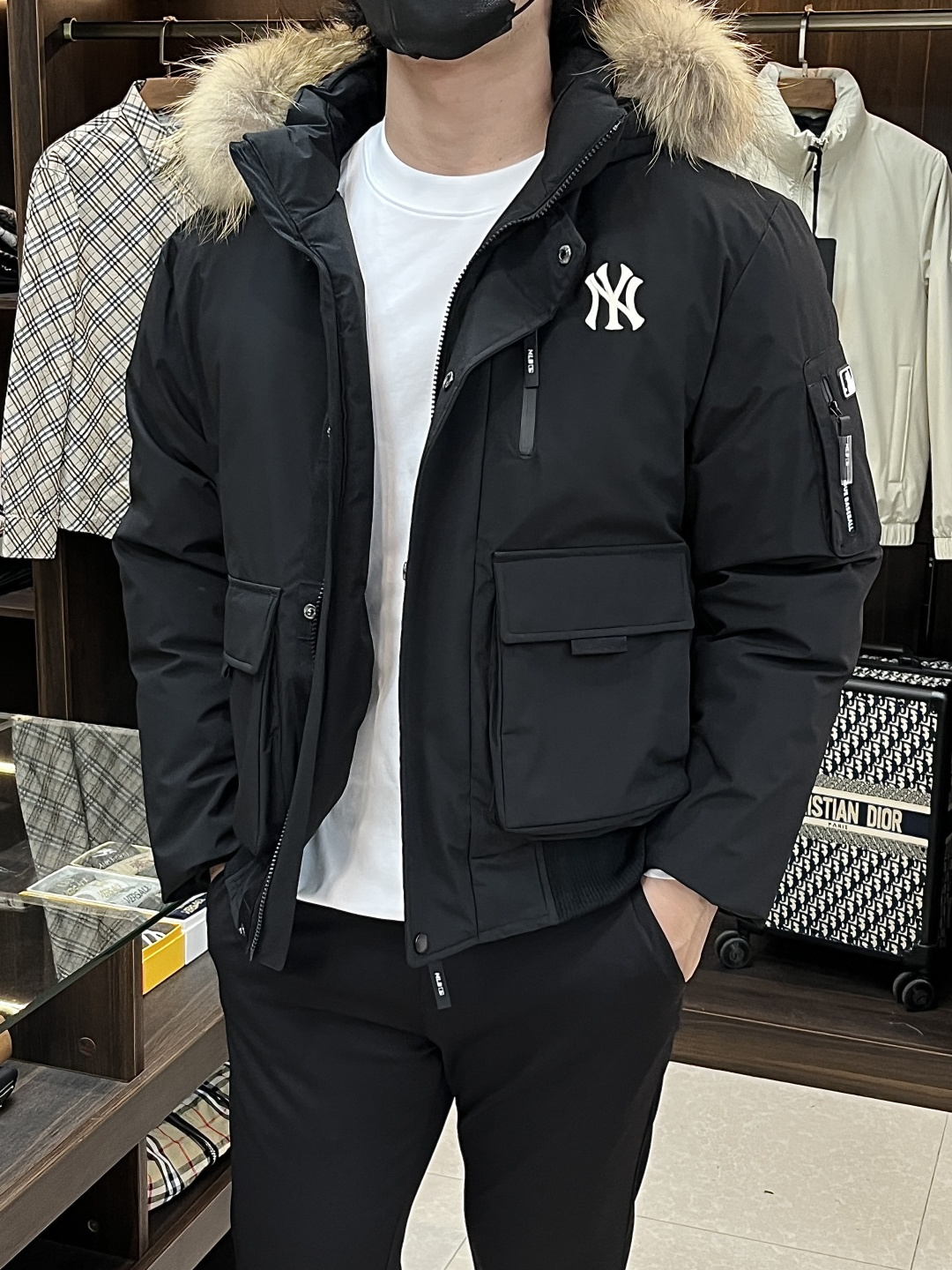 NO:548148,The latest fashion designer down jacket MLB hot hooded down jacket is mainly promoted. The hat is detachable and classic hot down jacket, 90# white goose down fill, the details of the wolf fur collar are displayed everywhere. The design changes of high-end structural tailoring are enough to show the diverse image changes of men, slim and neat, and tailoring is integrated to meet the popular multi-layered outfits nowadays, and the versatile style of life!  Color black white blue gray S-XXL H2025 new model first release, Jackets & coats, down jacket, hats, alexander wang19860909主推羽绒 NY 2025最新款时尚设计师款羽绒外套MLB爆款连帽羽绒服,帽可拆经典爆款羽绒服,90#白鹅绒填充,狼毛领处处细节显工艺足够的高级结构性剪裁的设计改变来展现男士多样的形象变化,修身利落、剪裁合体,满足时下正流行的多层次穿搭,生活百搭款式！ 颜色黑色 白色 蓝色 灰色 码数S-XXL H2025新款首发,,jackets & coats,down jacket,hats,alexander wang,Men's clothing